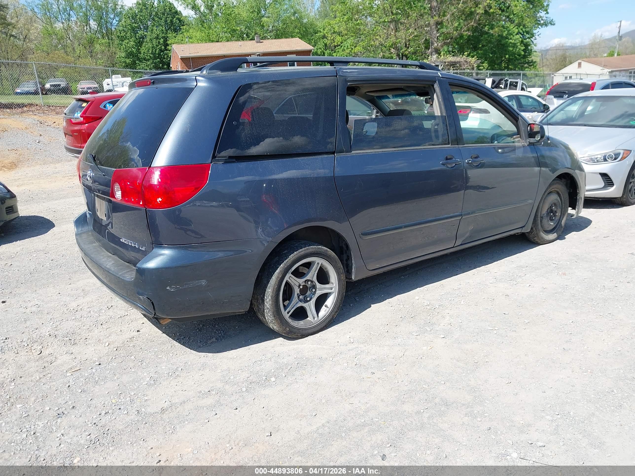 TOYOTA SIENNA image 4