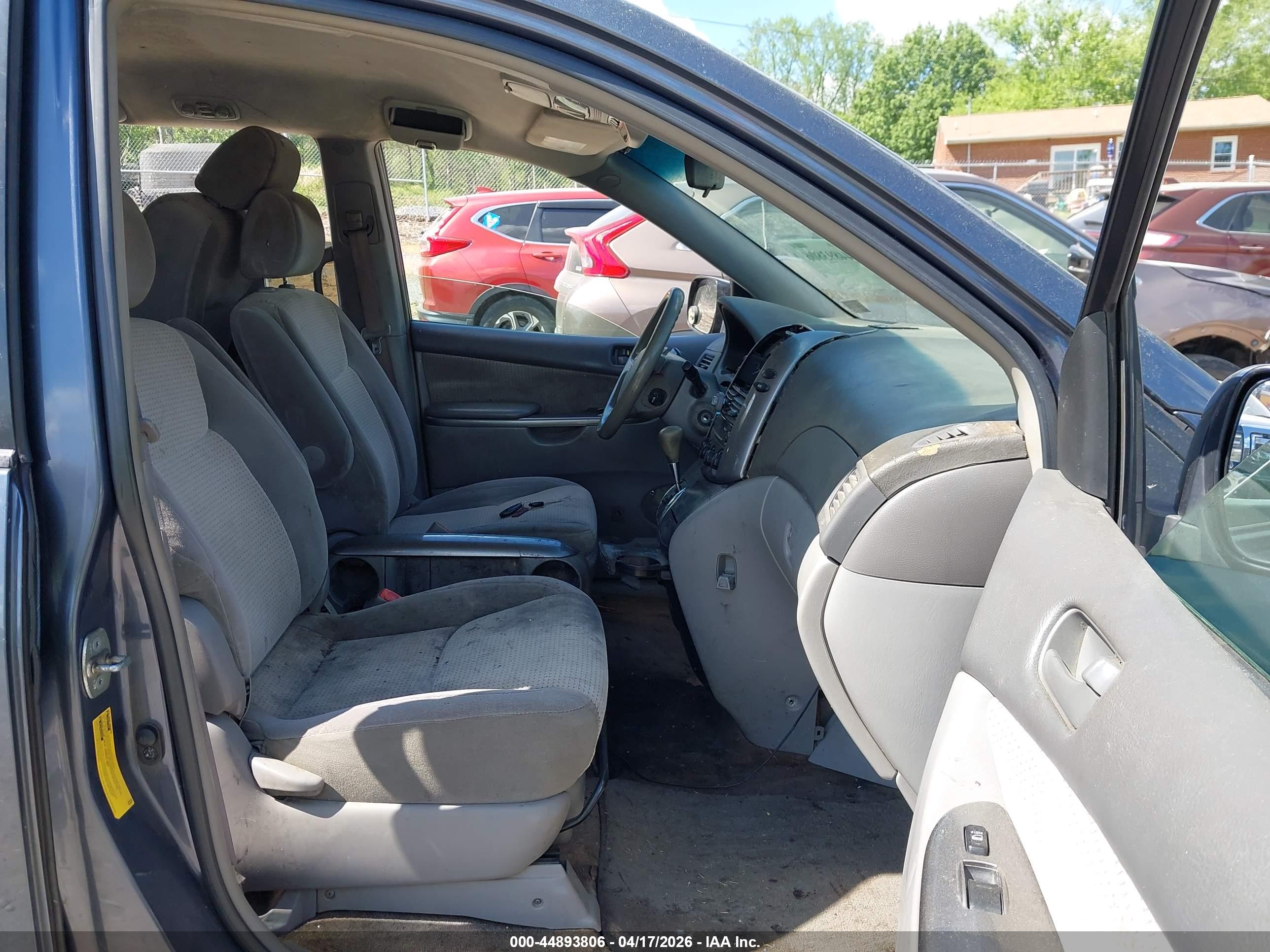TOYOTA SIENNA image 5