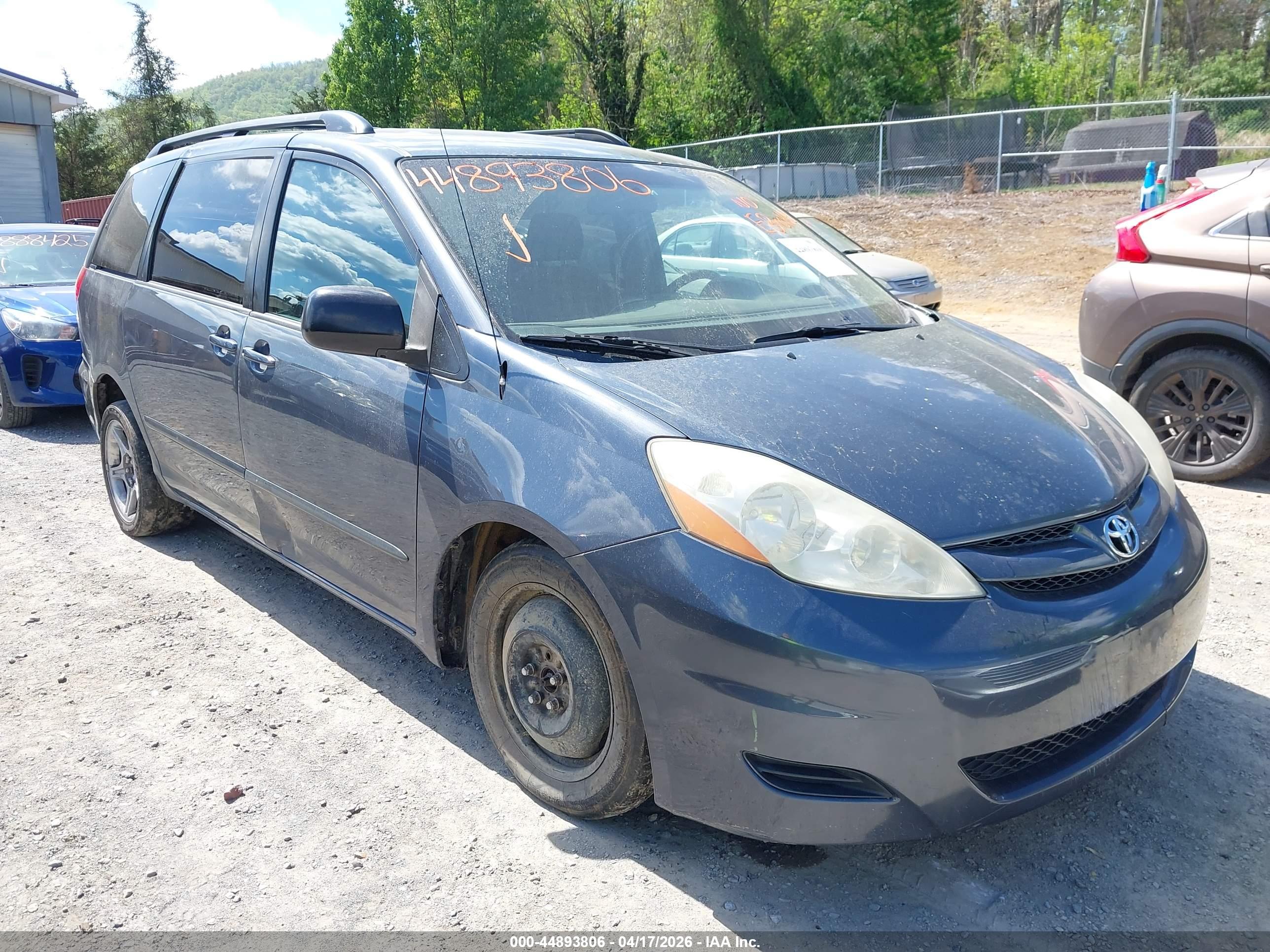 TOYOTA SIENNA image 6
