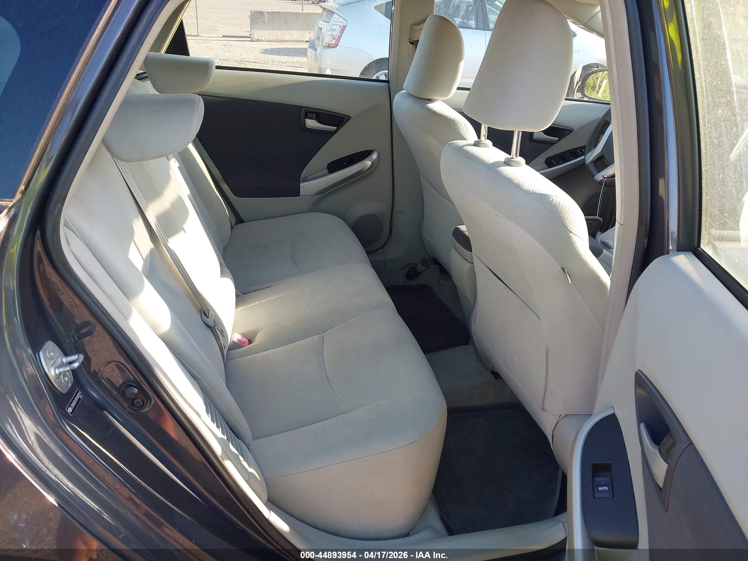 TOYOTA PRIUS image 8