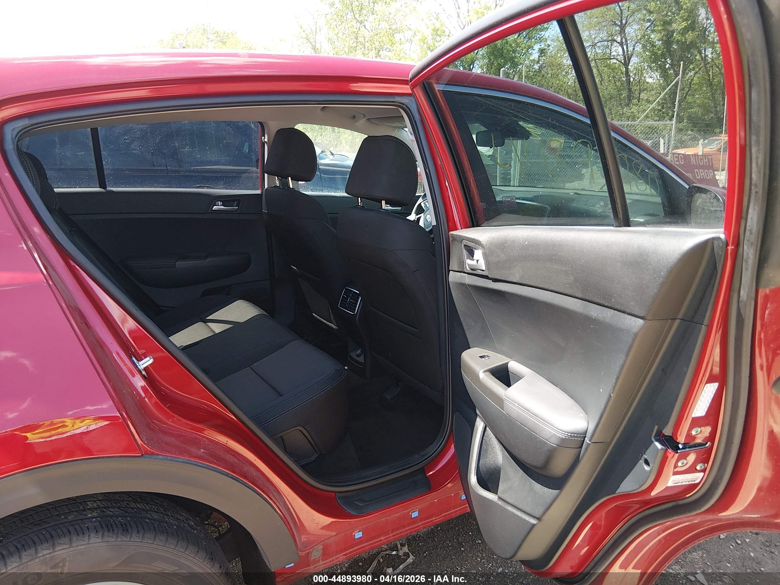 KIA SPORTAGE image 8