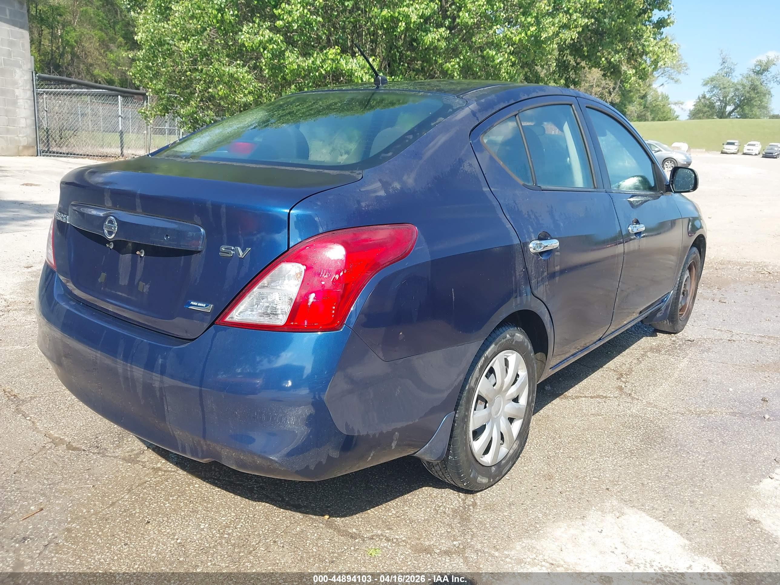 NISSAN VERSA image 4