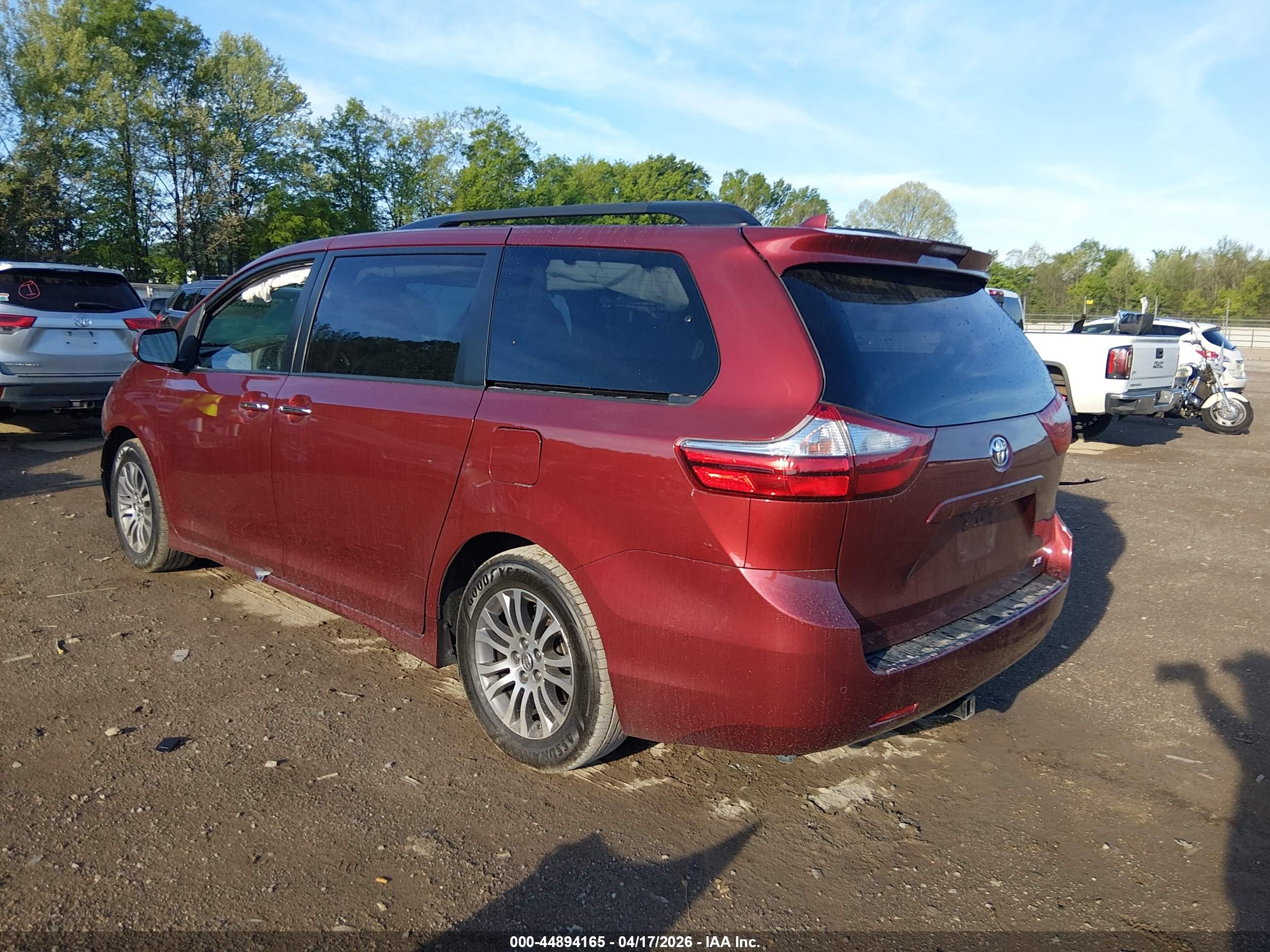 TOYOTA SIENNA image 3