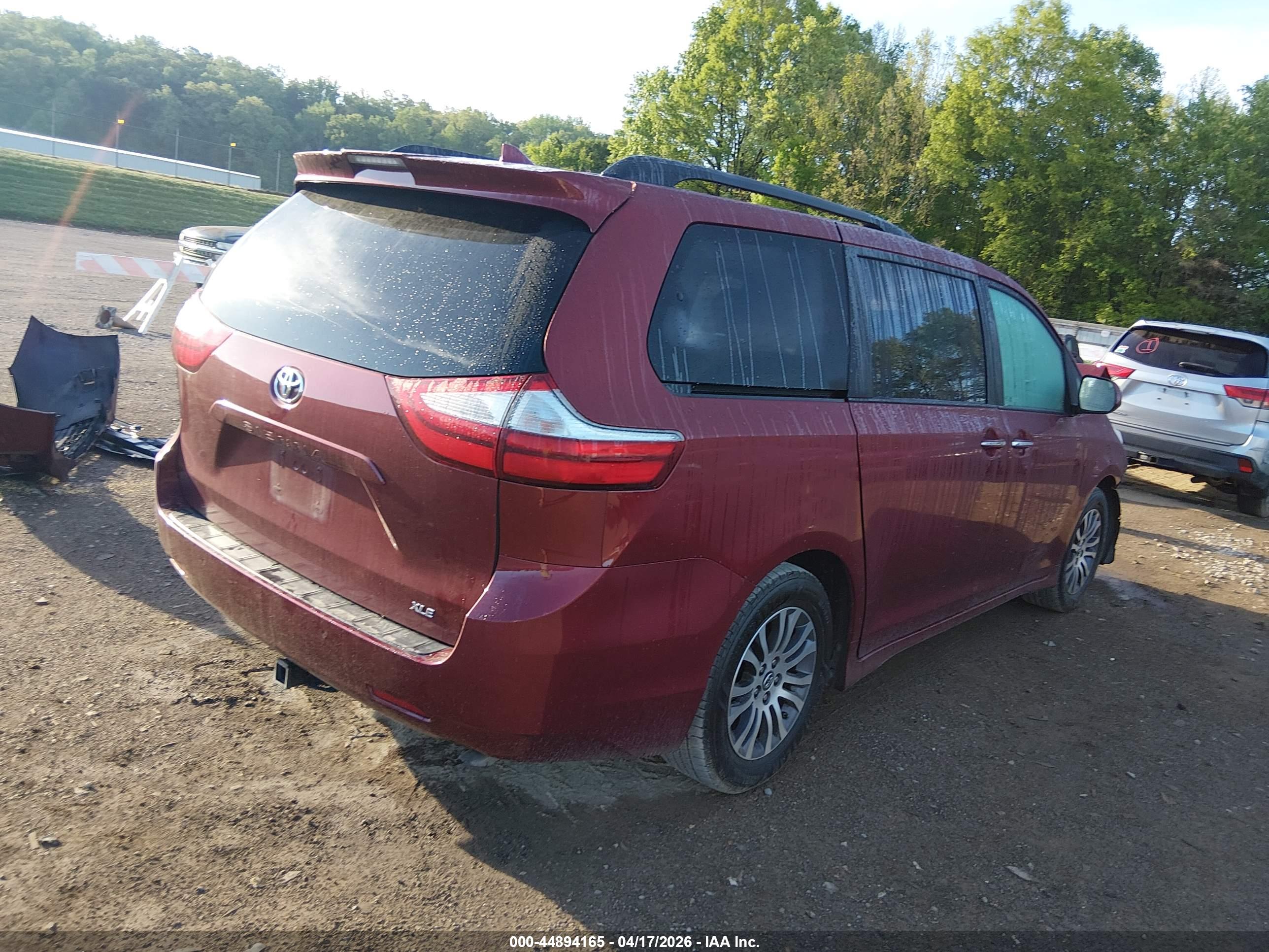 TOYOTA SIENNA image 4
