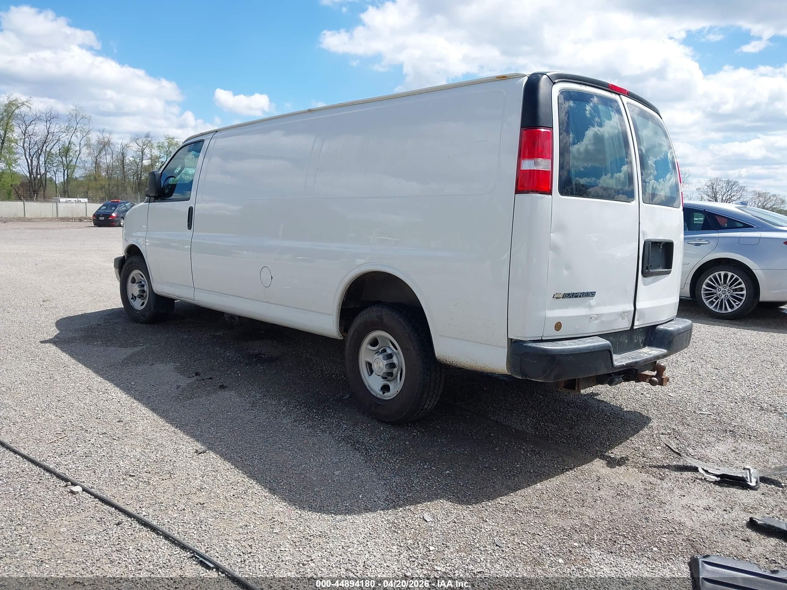 CHEVROLET EXPRESS image 3