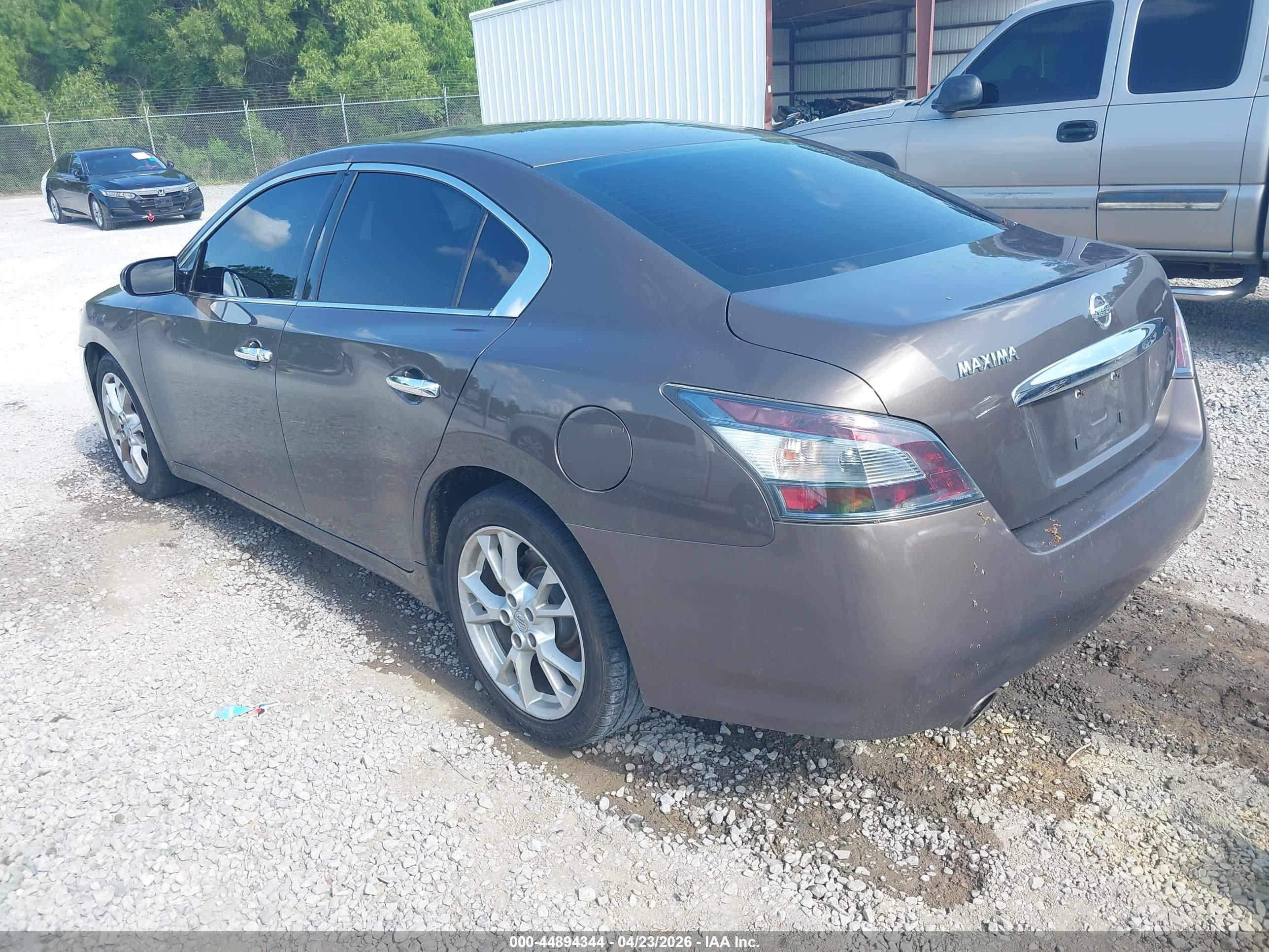 NISSAN MAXIMA image 3