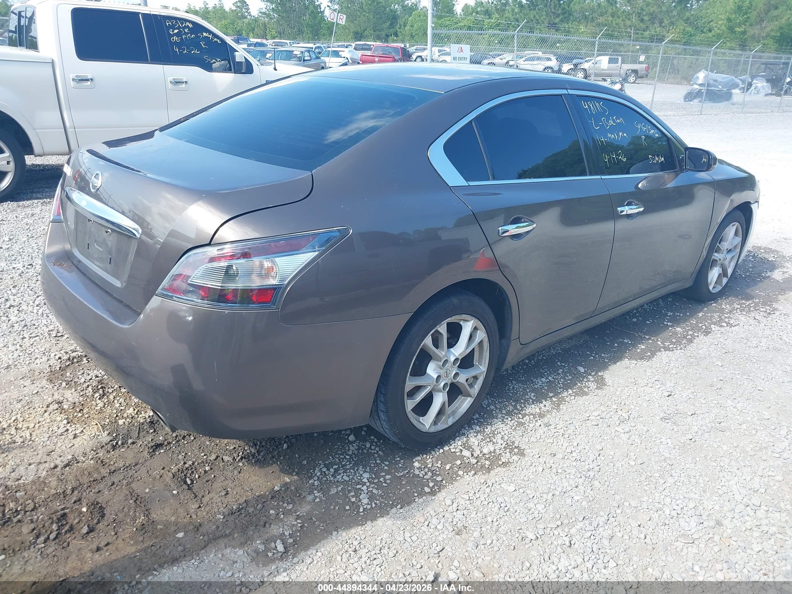 NISSAN MAXIMA image 4