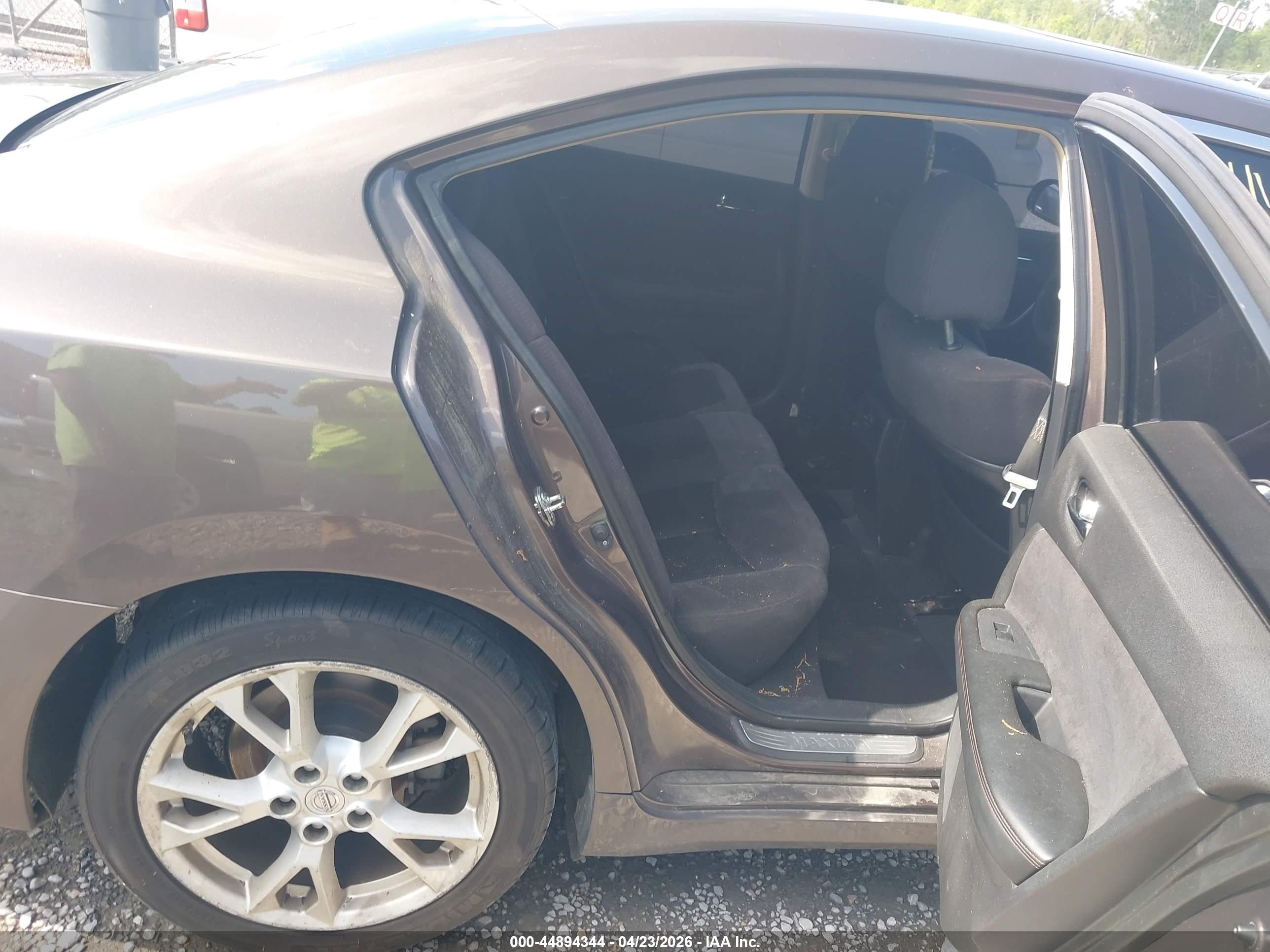 NISSAN MAXIMA image 8