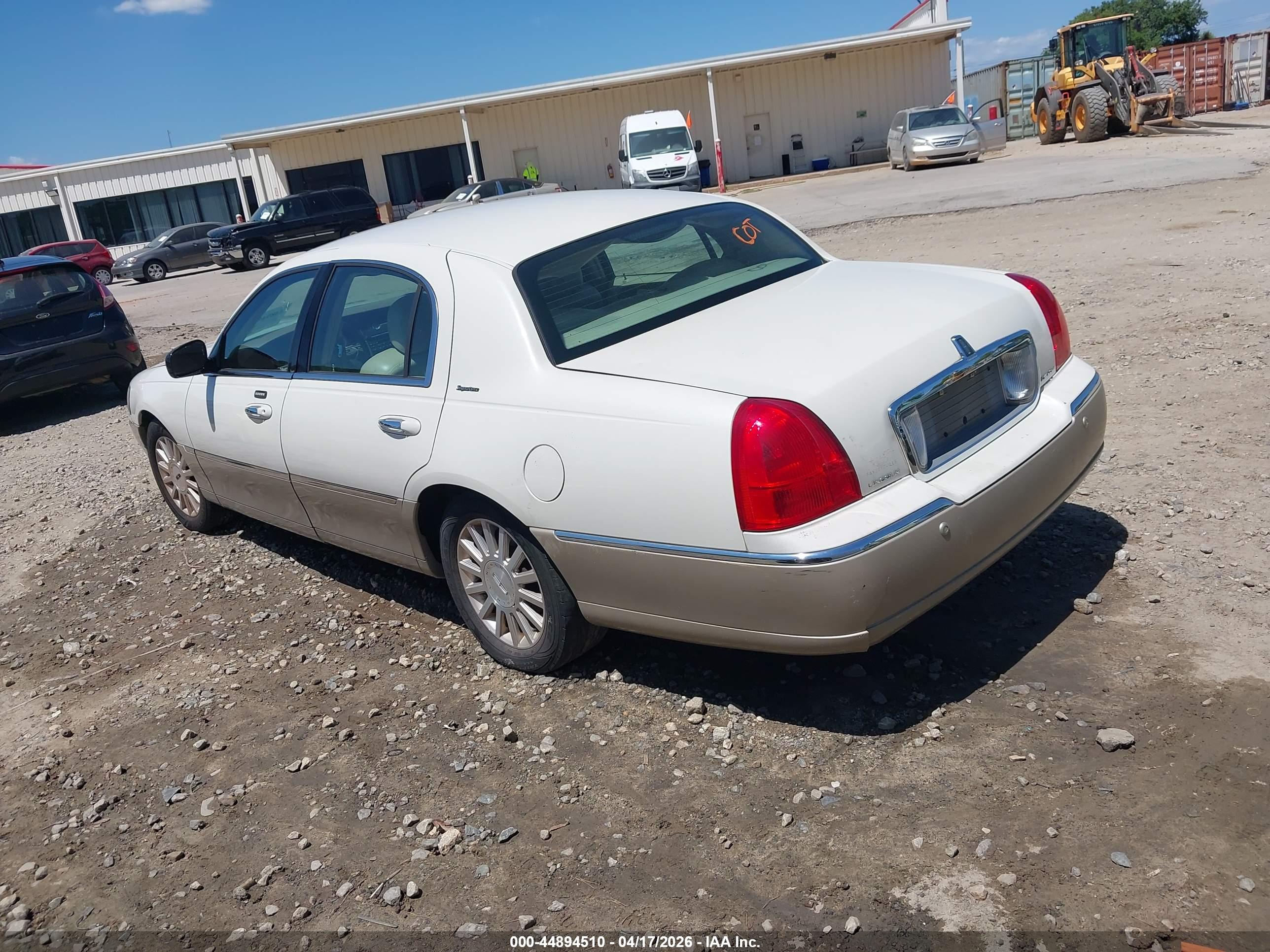 LINCOLN TOWN image 3