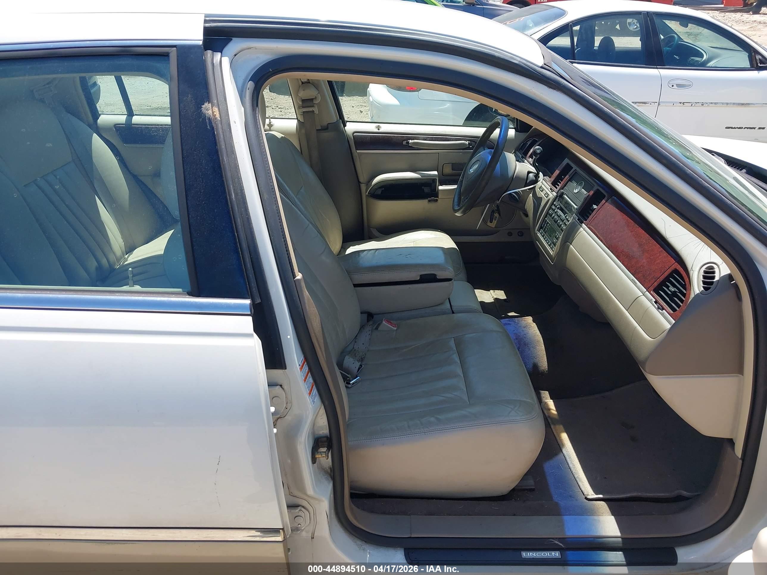 LINCOLN TOWN image 5