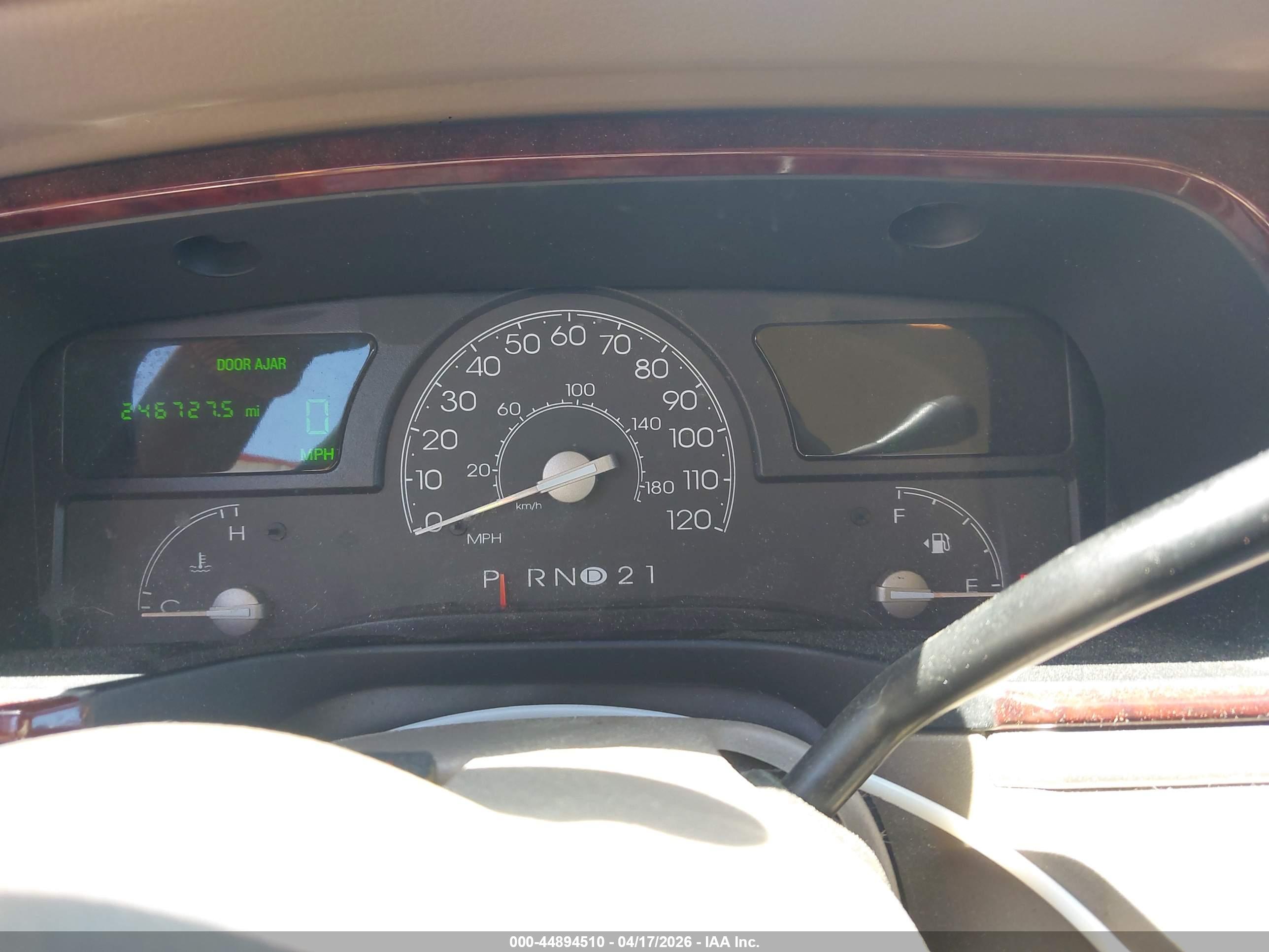 LINCOLN TOWN image 7