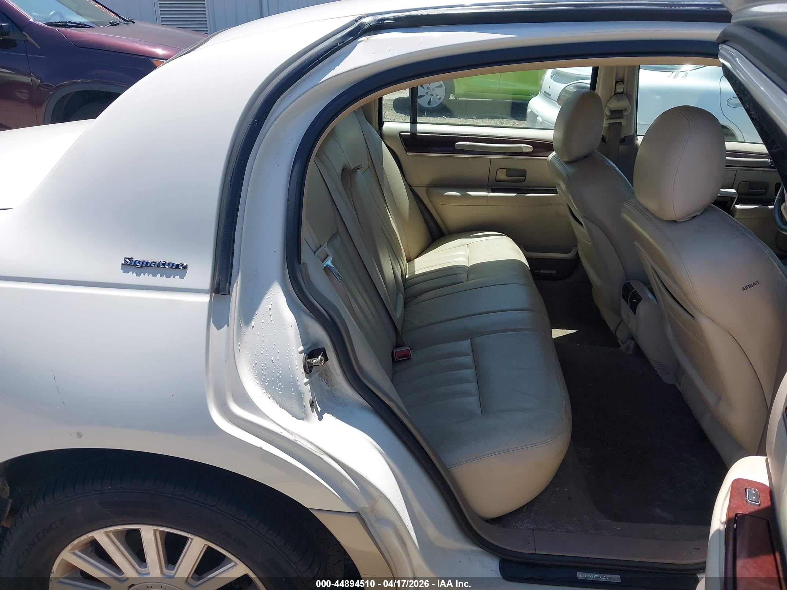 LINCOLN TOWN image 8