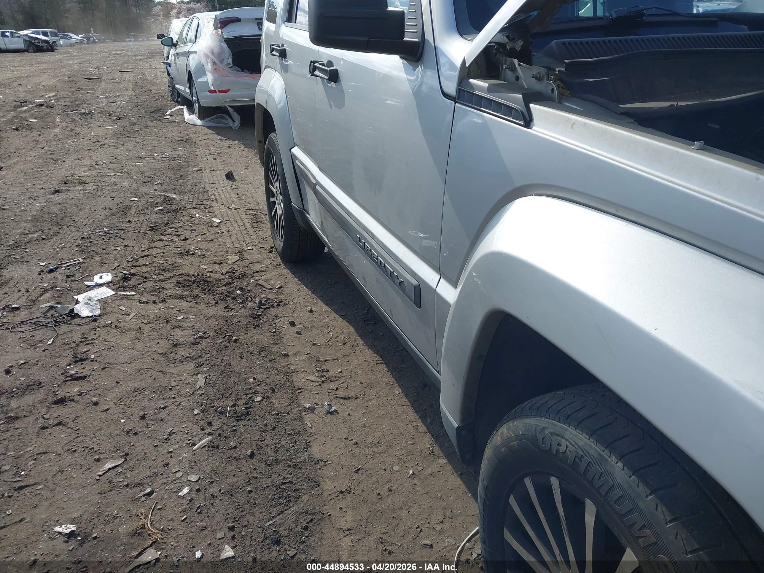 JEEP LIBERTY image 6