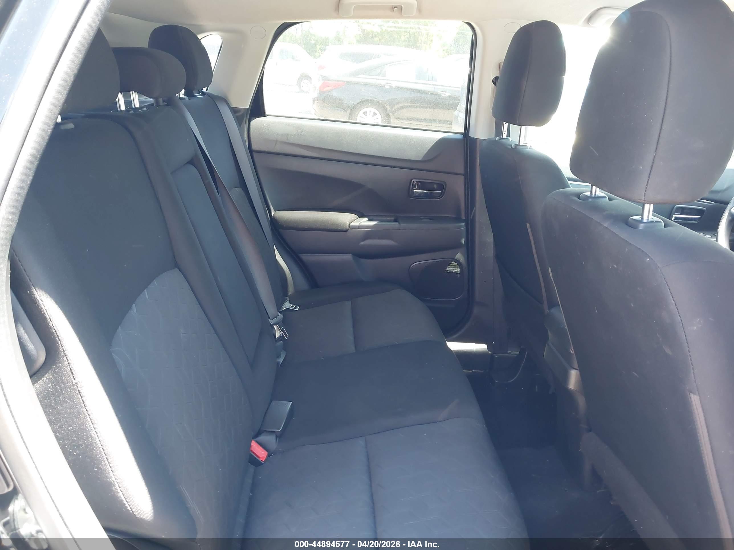 MITSUBISHI OUTLANDER image 8