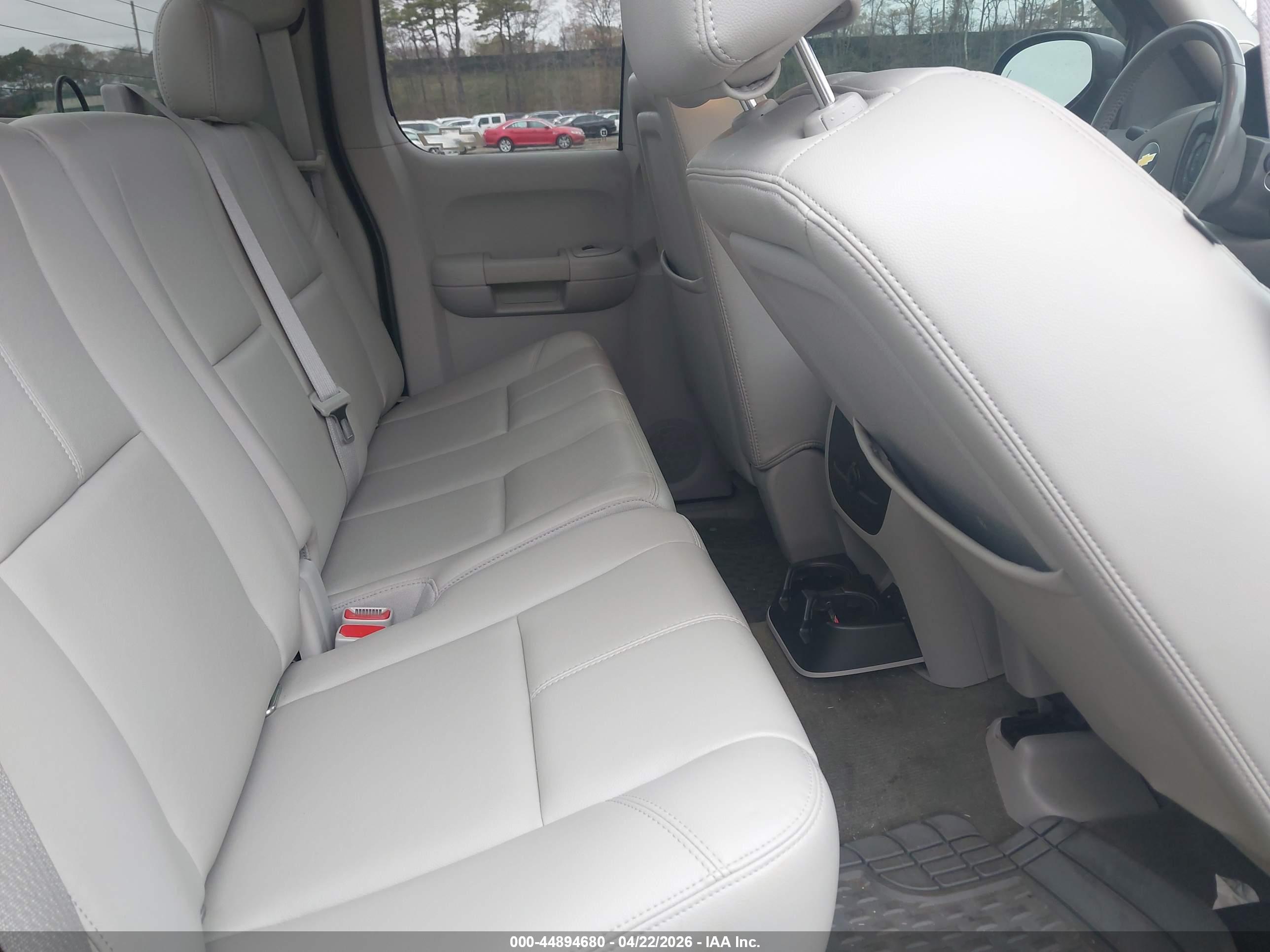 CHEVROLET SILVERADO image 8