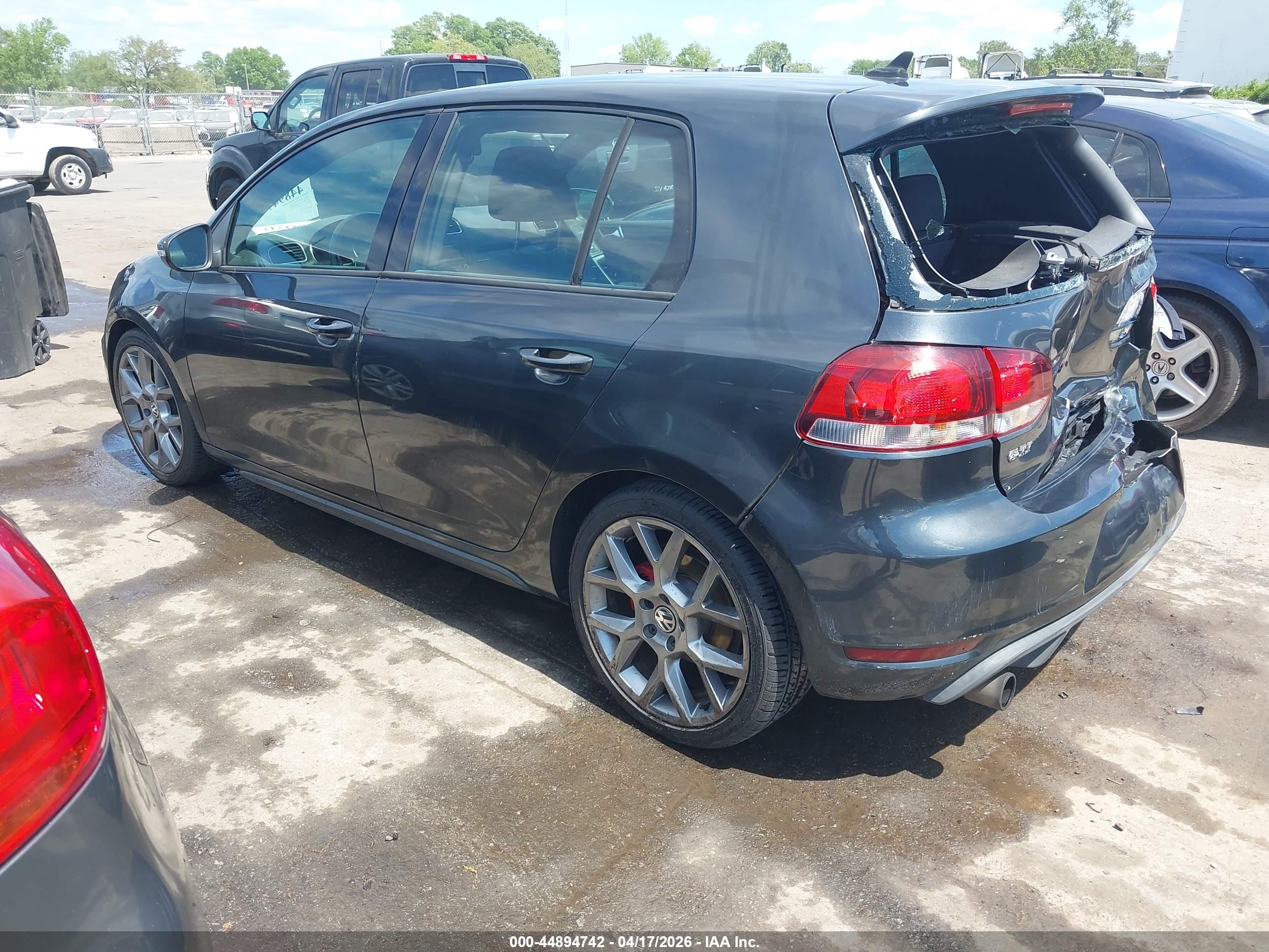 VOLKSWAGEN GTI image 3