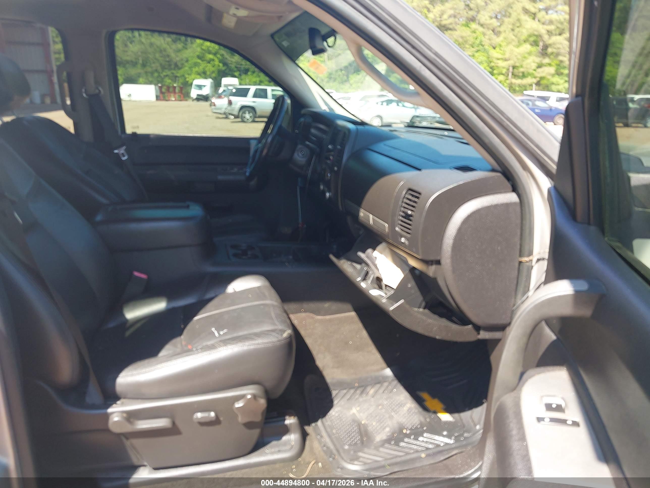 CHEVROLET SILVERADO image 5