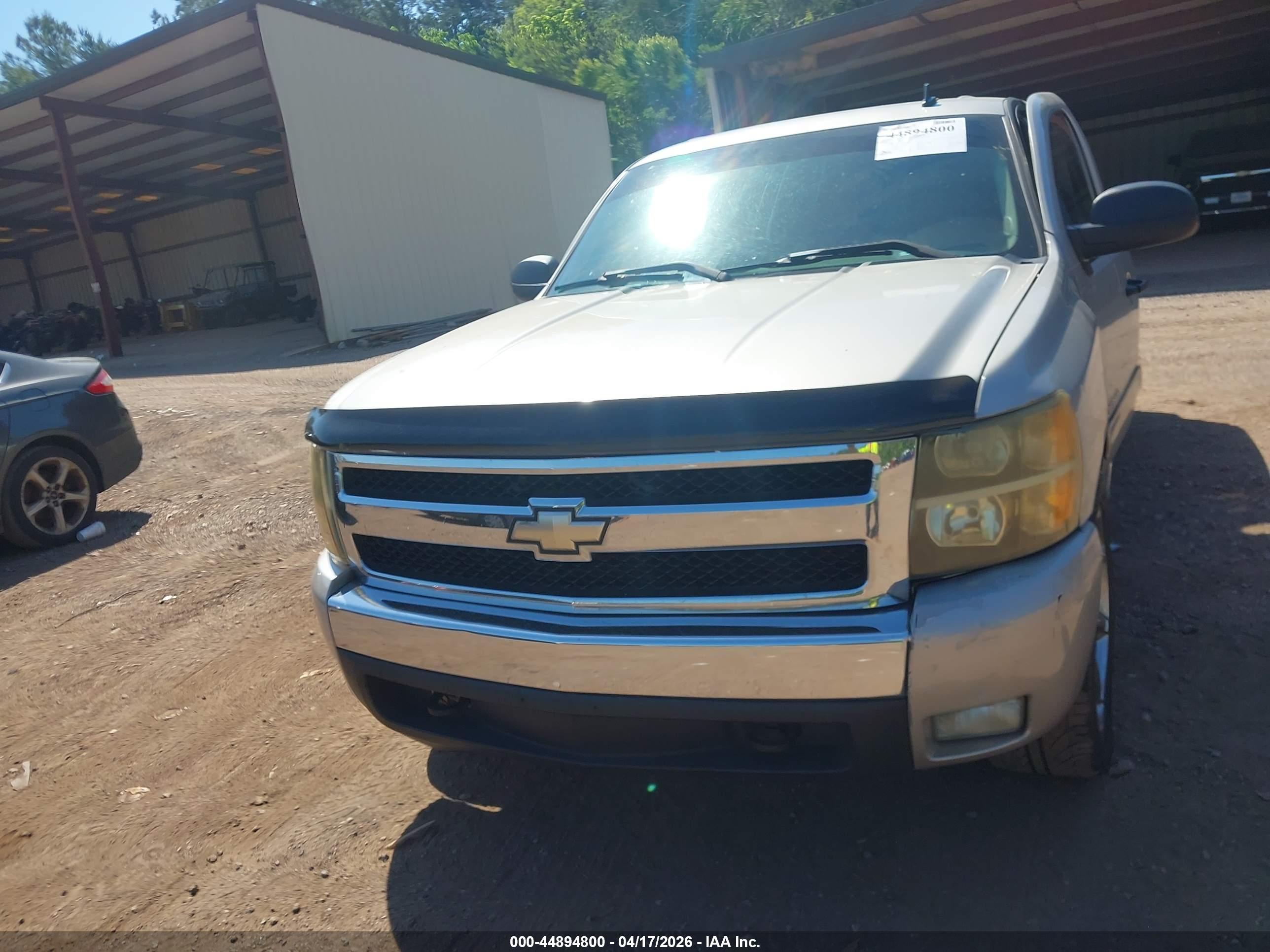 CHEVROLET SILVERADO image 6