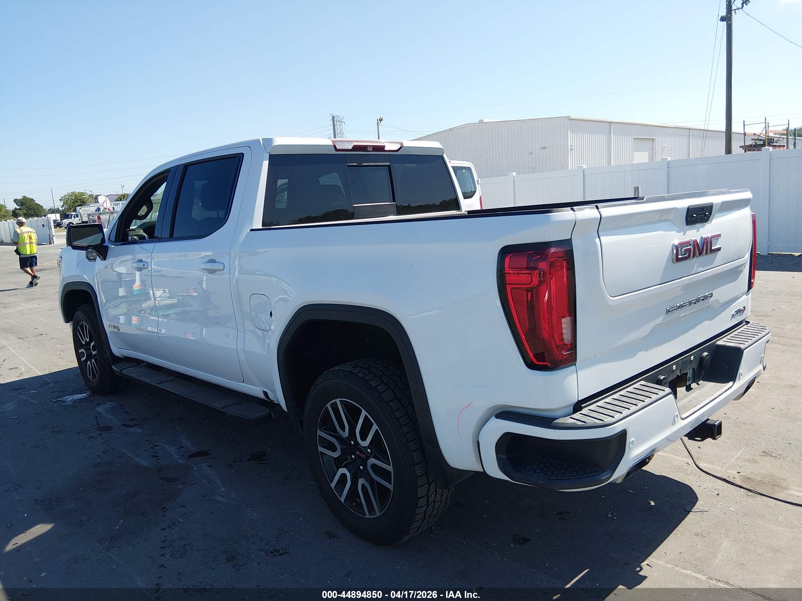 GMC SIERRA image 3