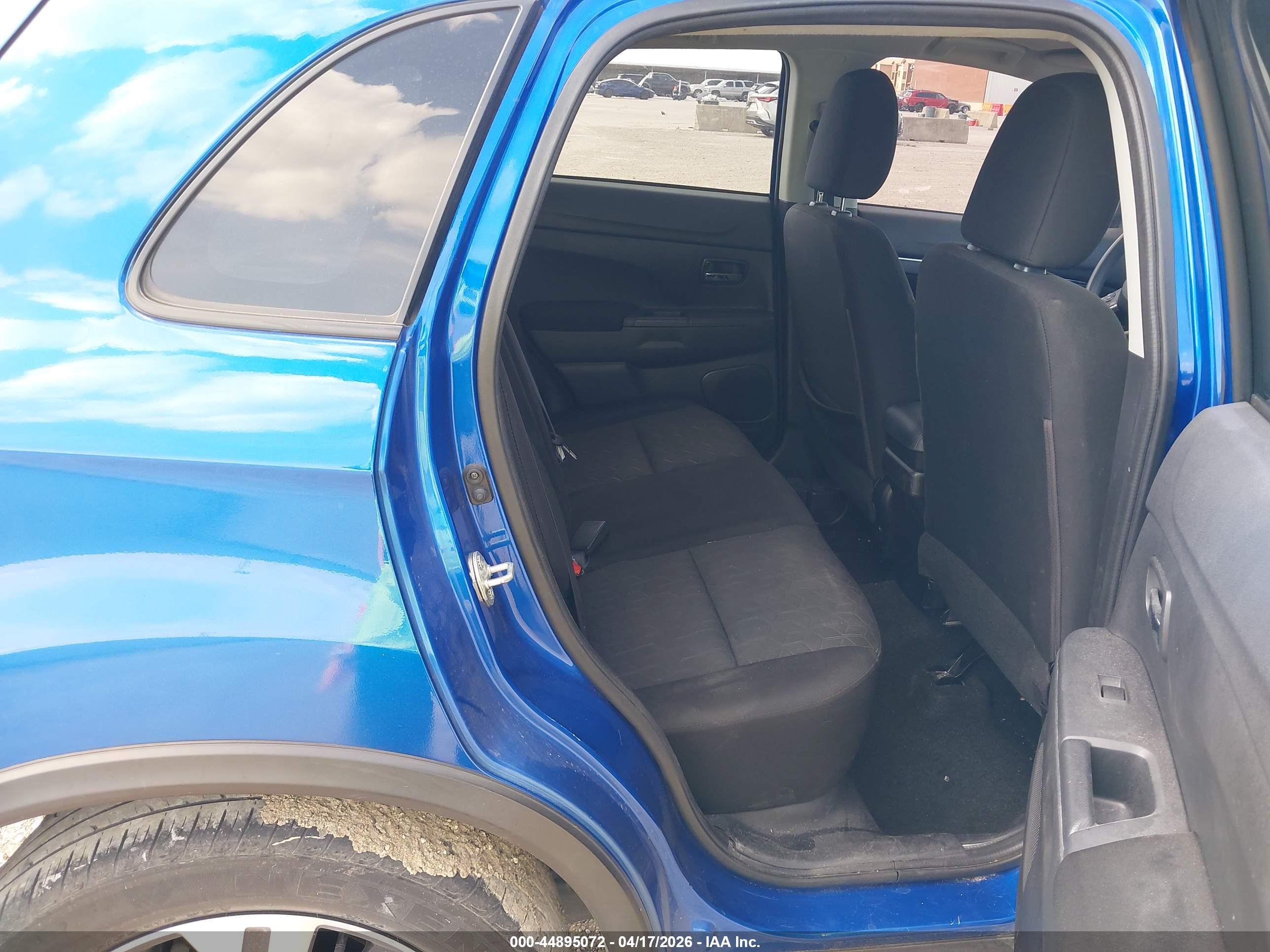 MITSUBISHI OUTLANDER image 8