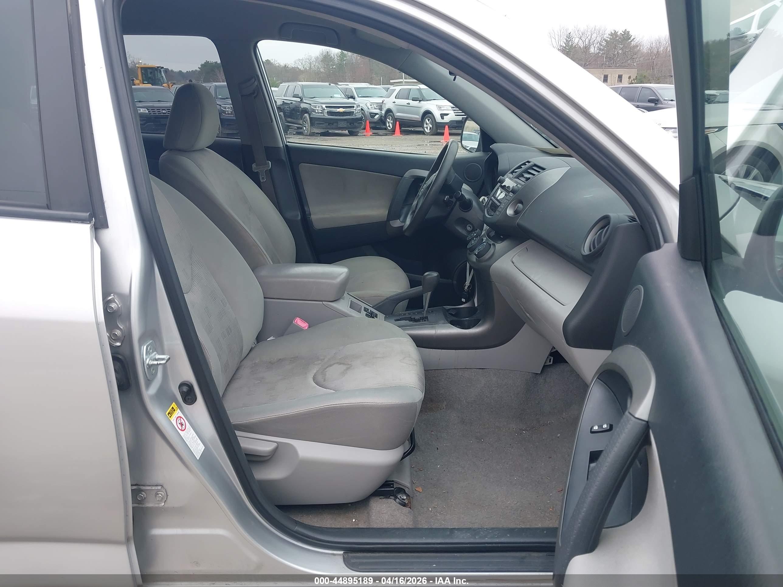 TOYOTA RAV4 image 5