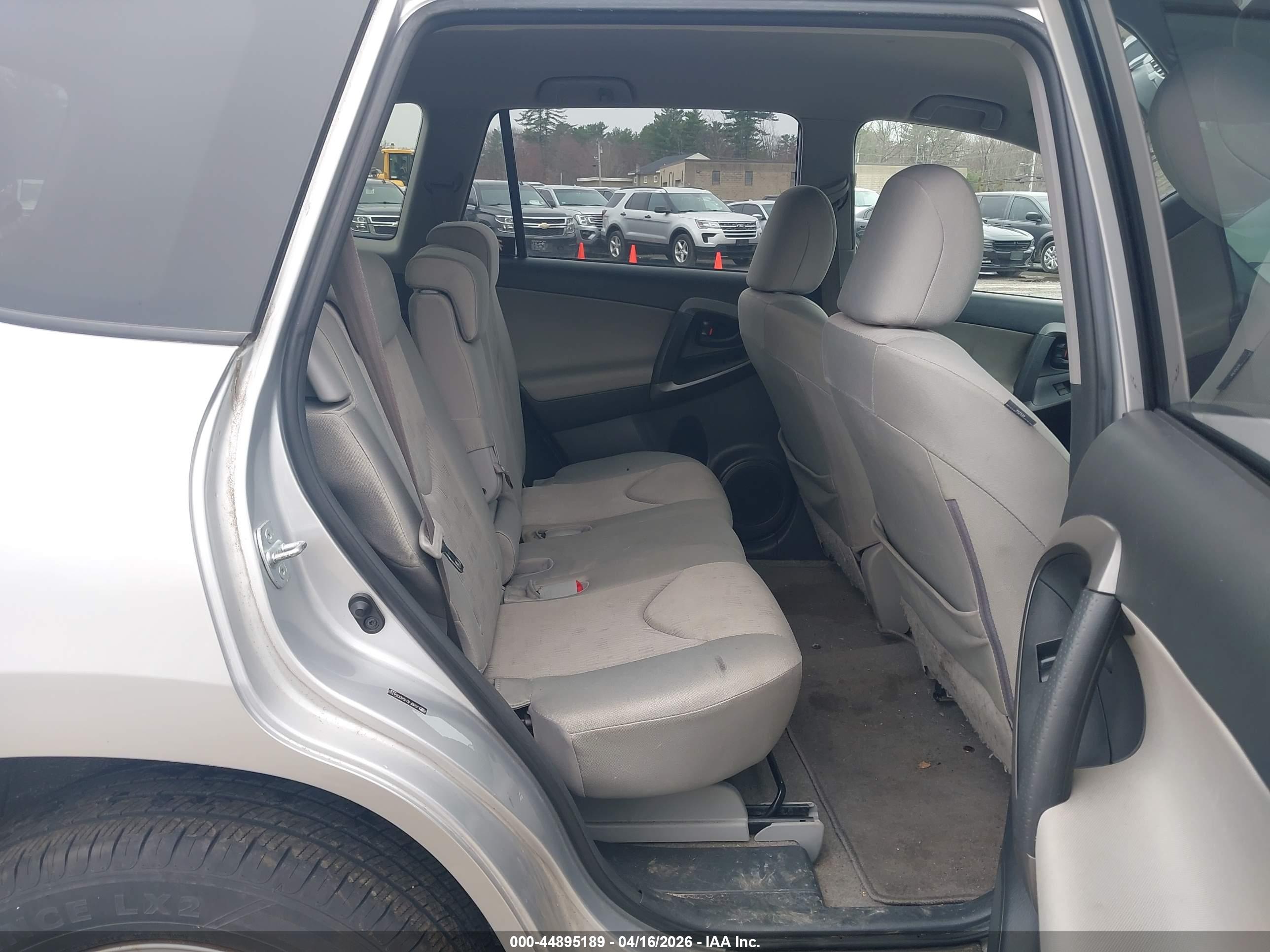 TOYOTA RAV4 image 8