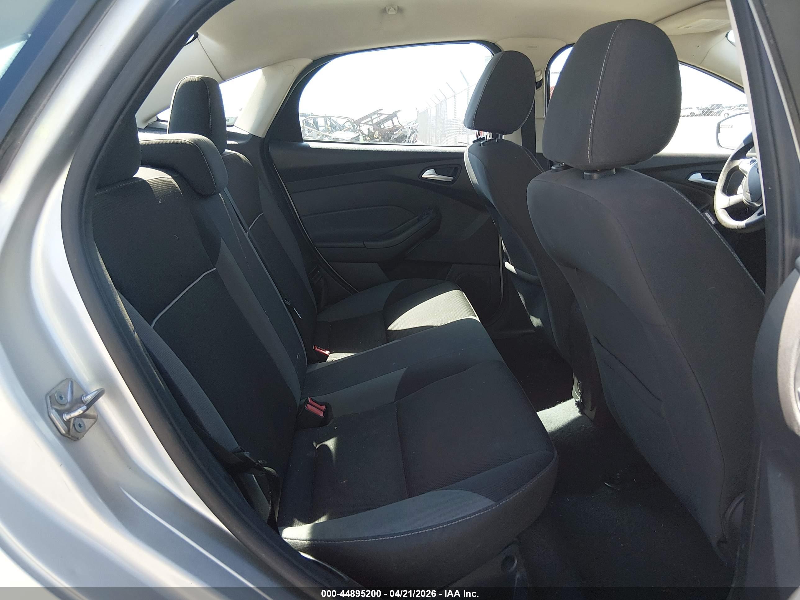 FORD FOCUS image 8