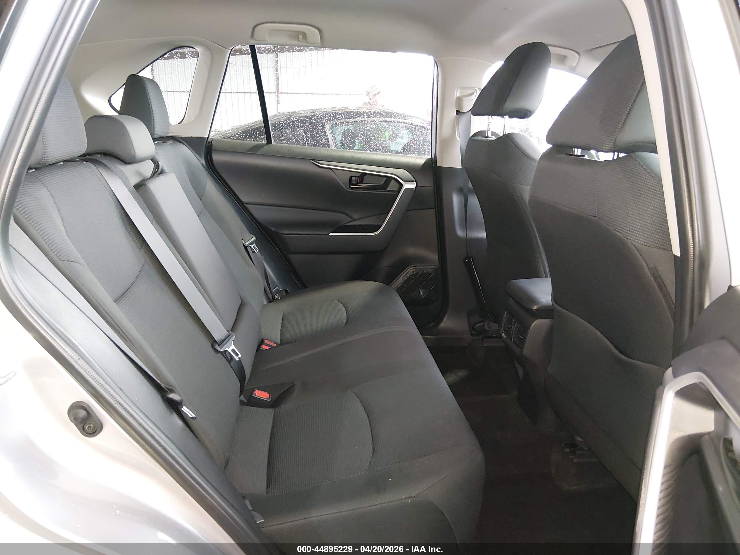 TOYOTA RAV4 image 8