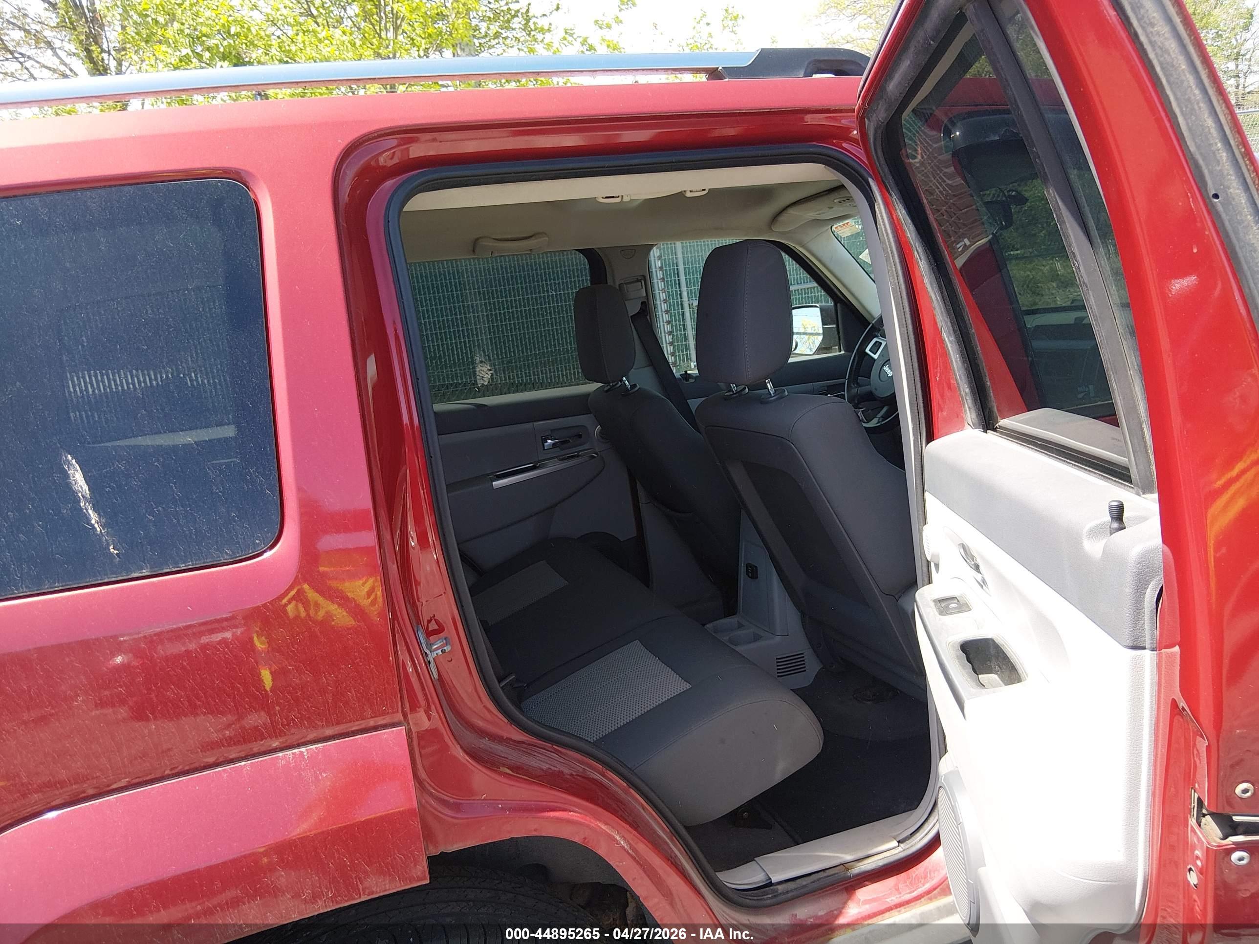JEEP LIBERTY image 8