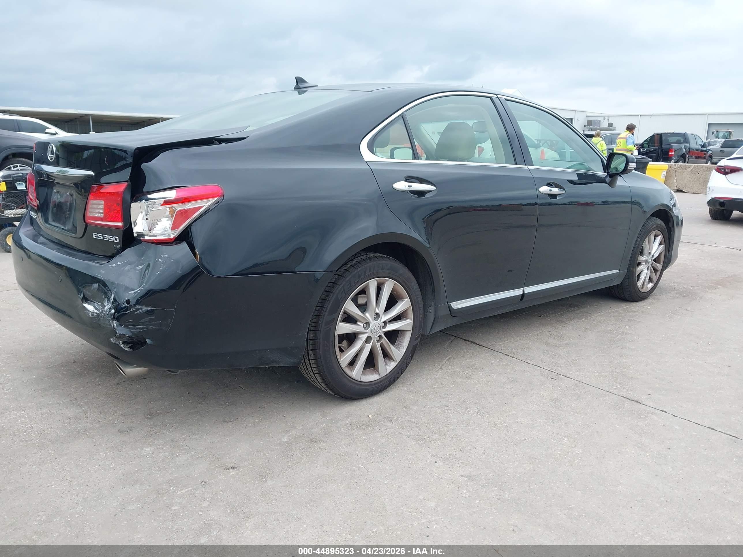 LEXUS ES image 4