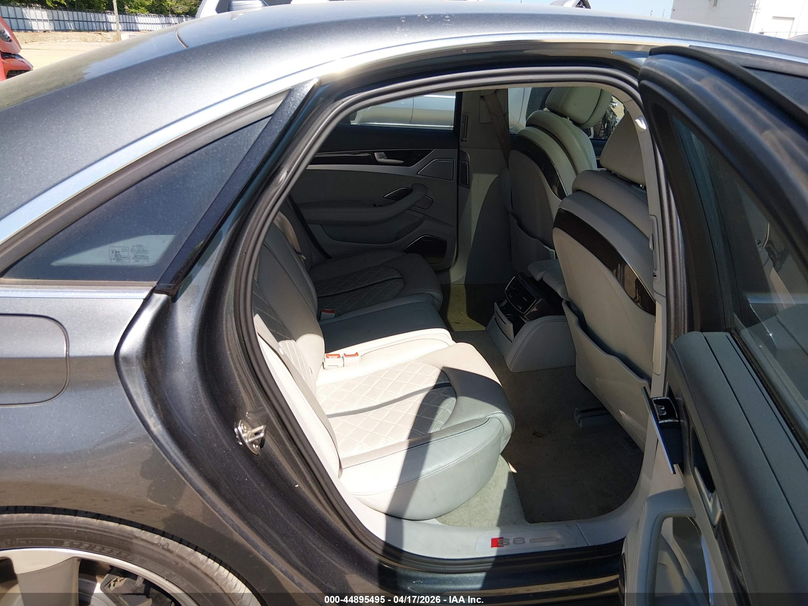AUDI S8 image 8