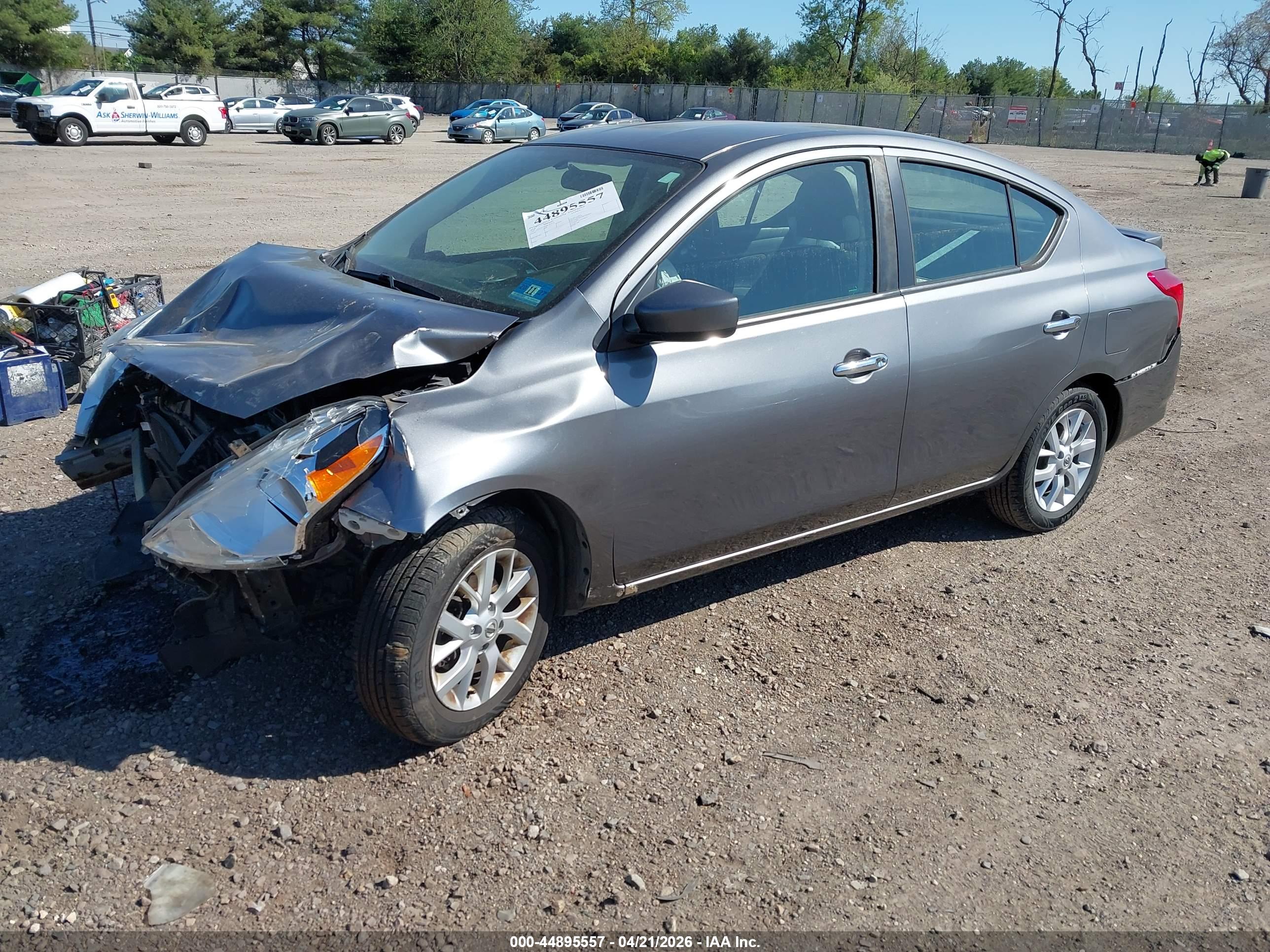 NISSAN VERSA image 2