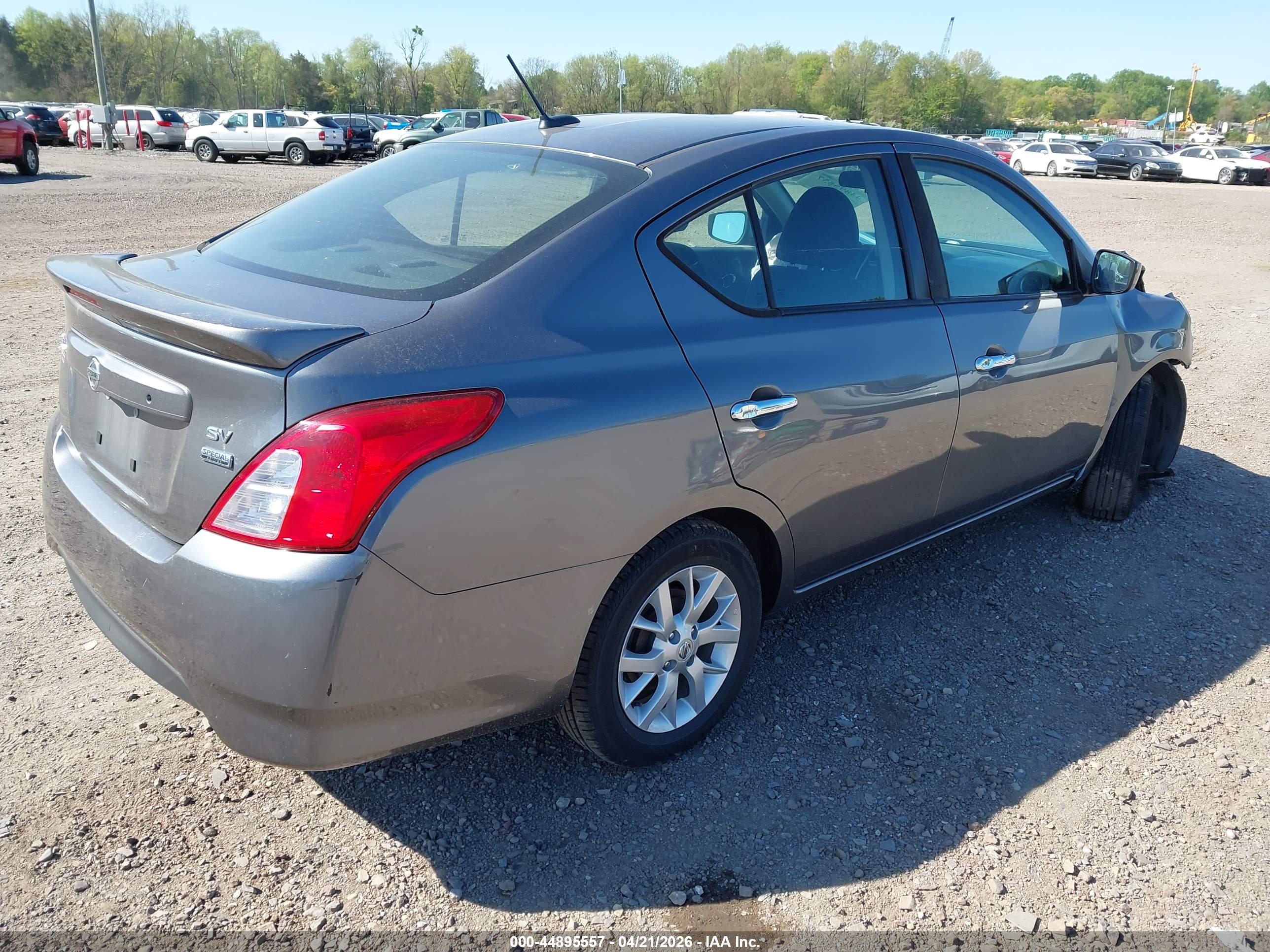 NISSAN VERSA image 4