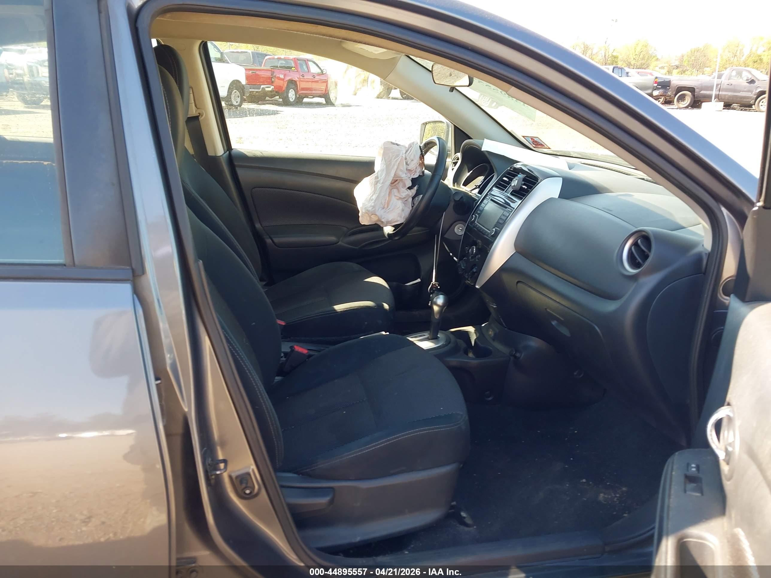 NISSAN VERSA image 5
