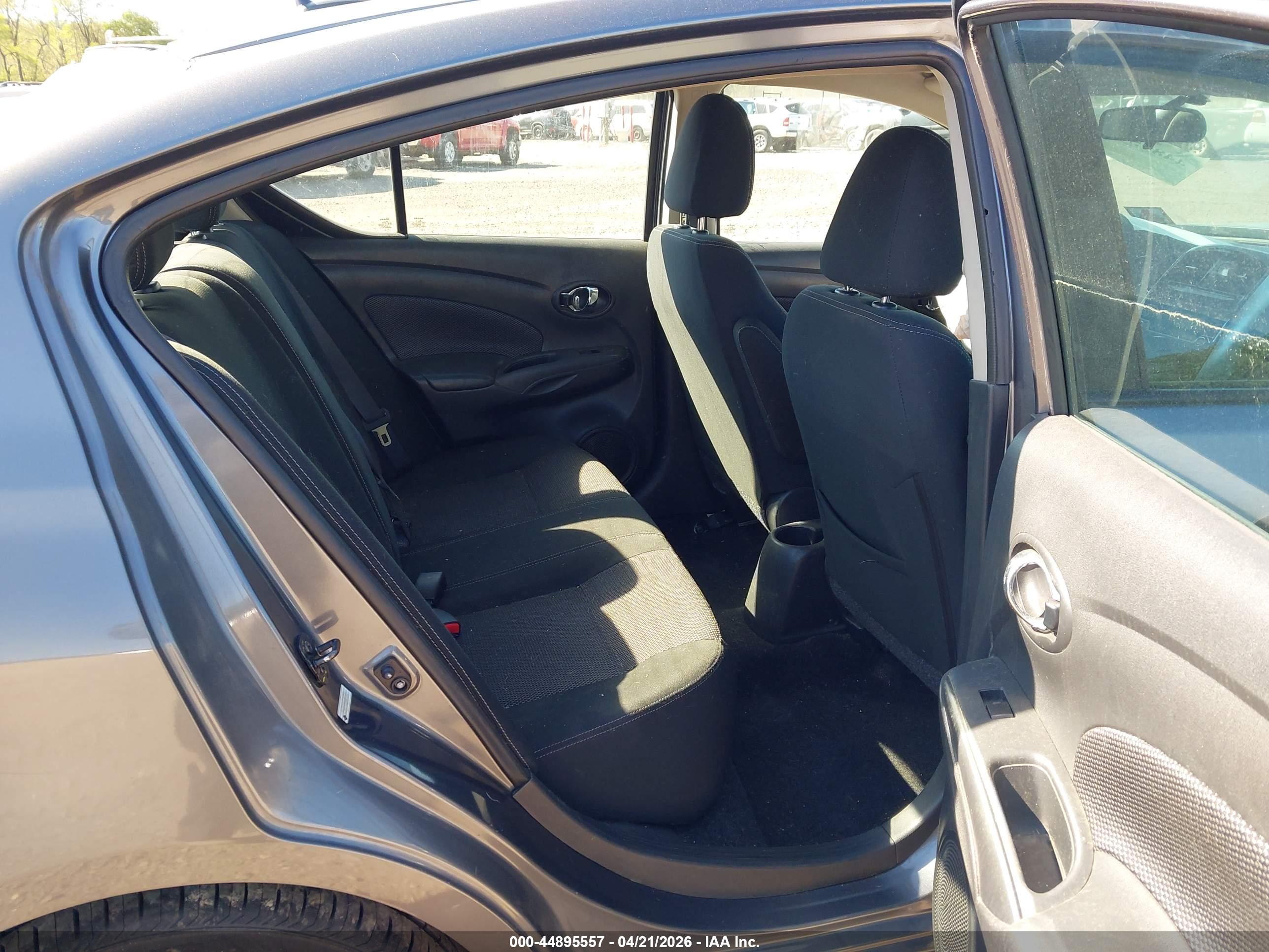 NISSAN VERSA image 8