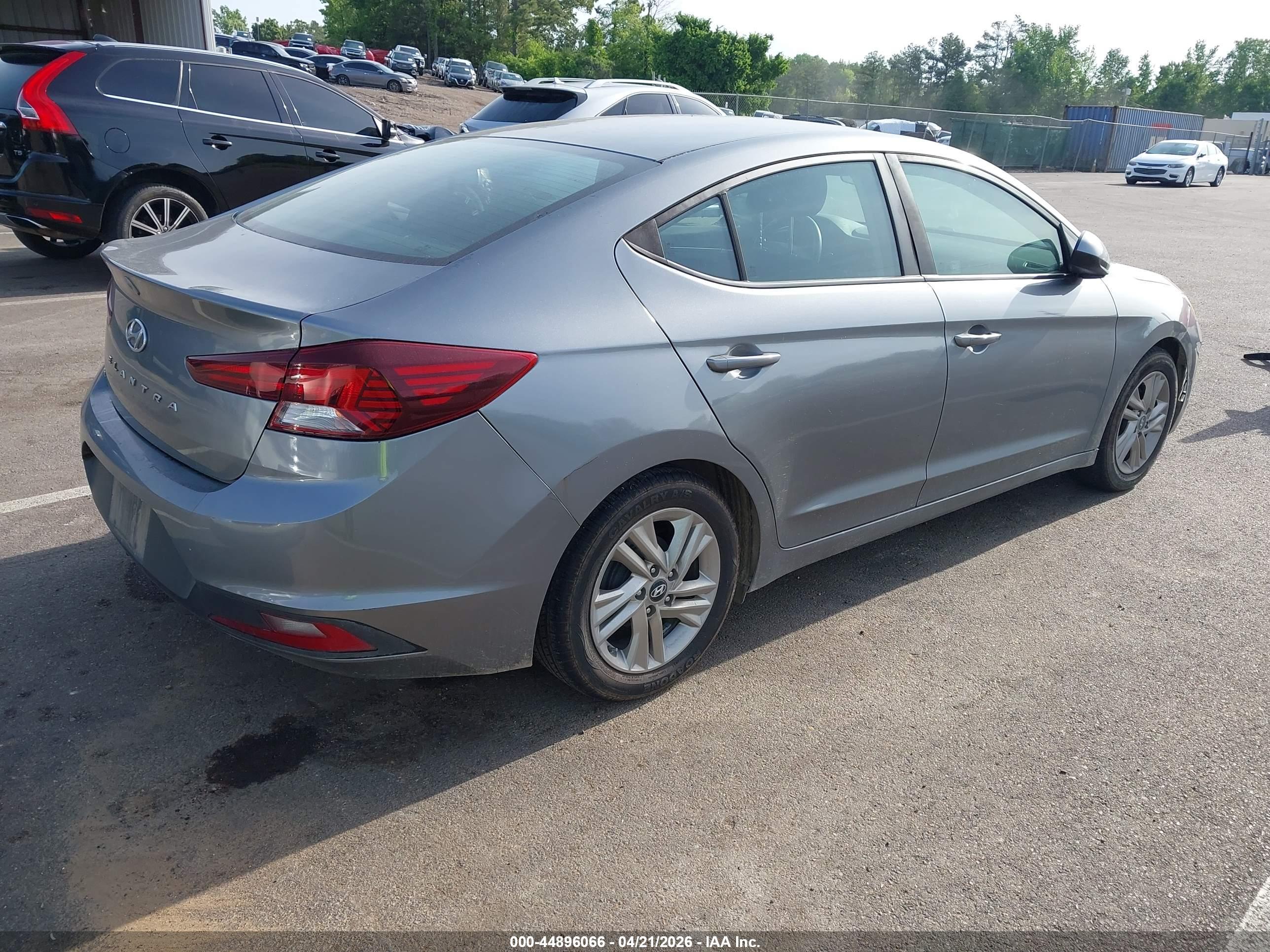 HYUNDAI ELANTRA image 4