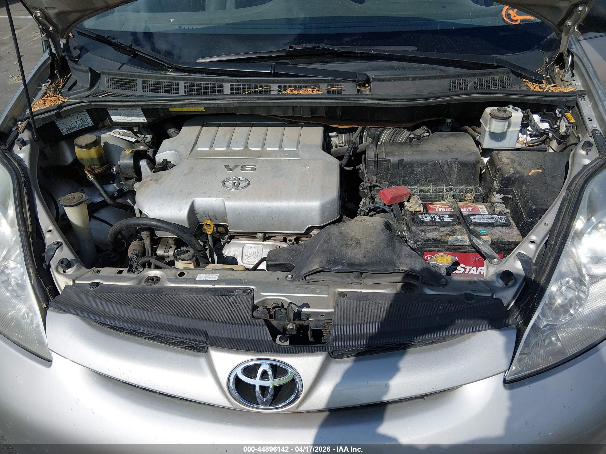 TOYOTA SIENNA image 10