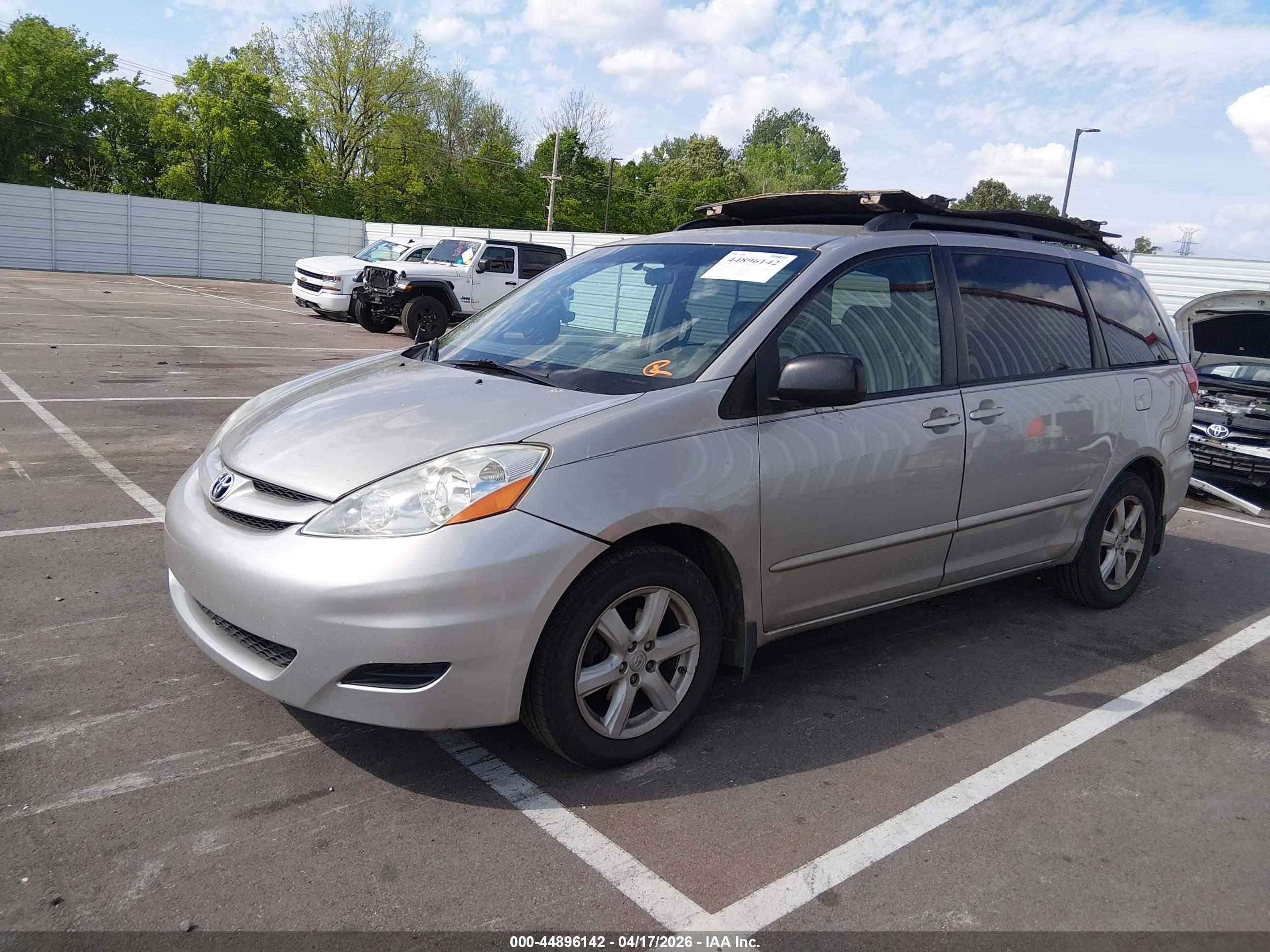 TOYOTA SIENNA image 2