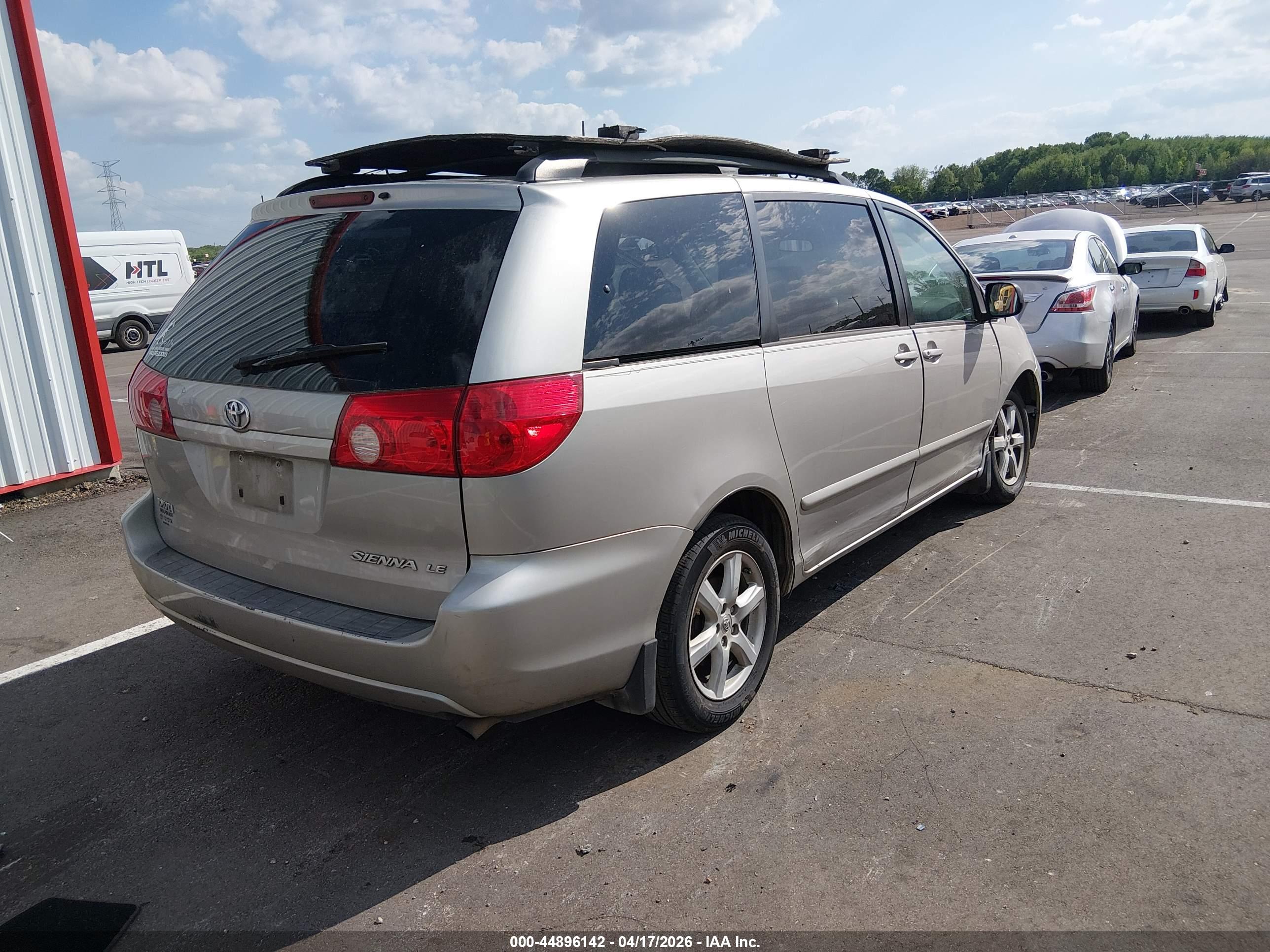 TOYOTA SIENNA image 4