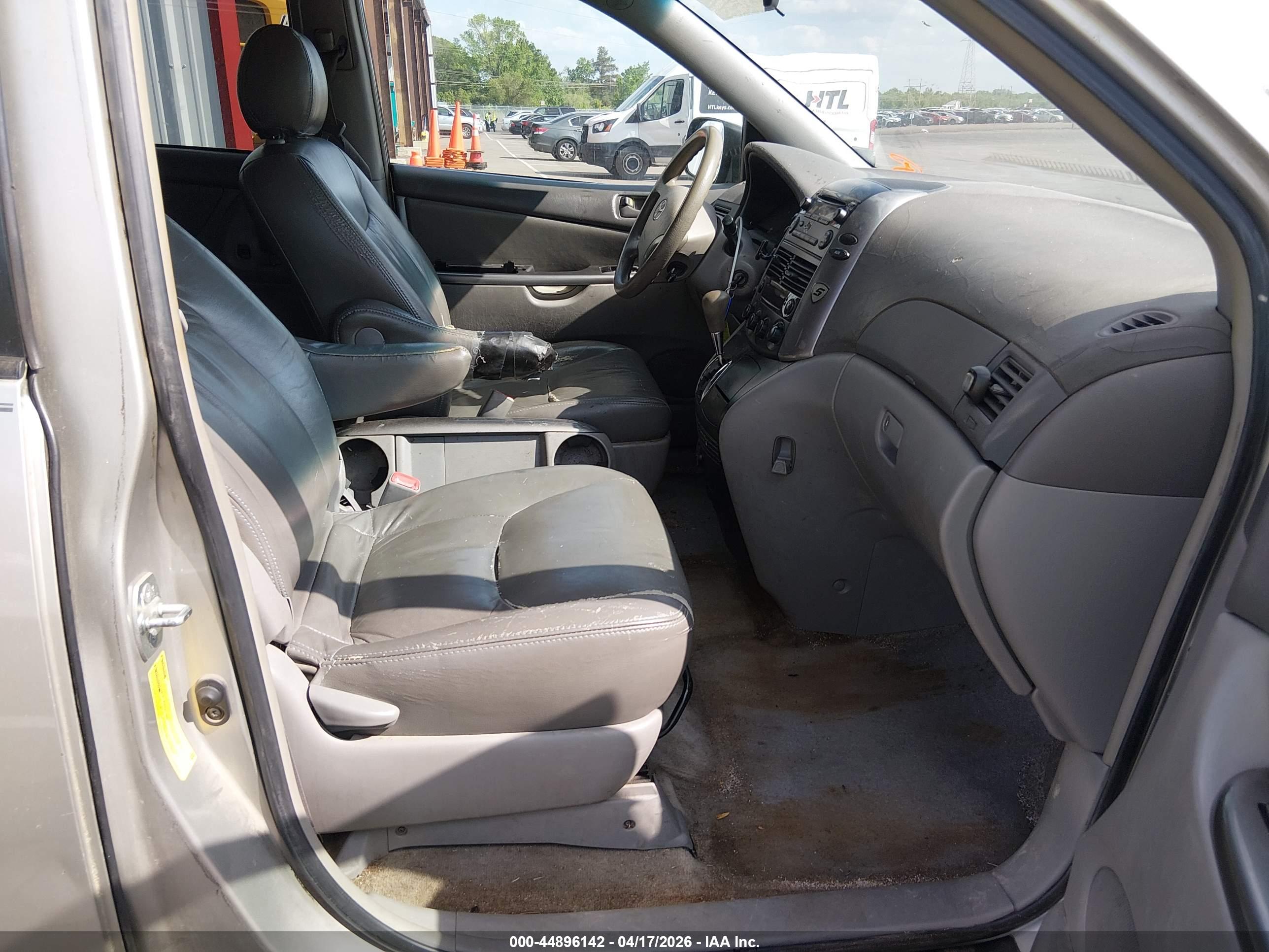 TOYOTA SIENNA image 5