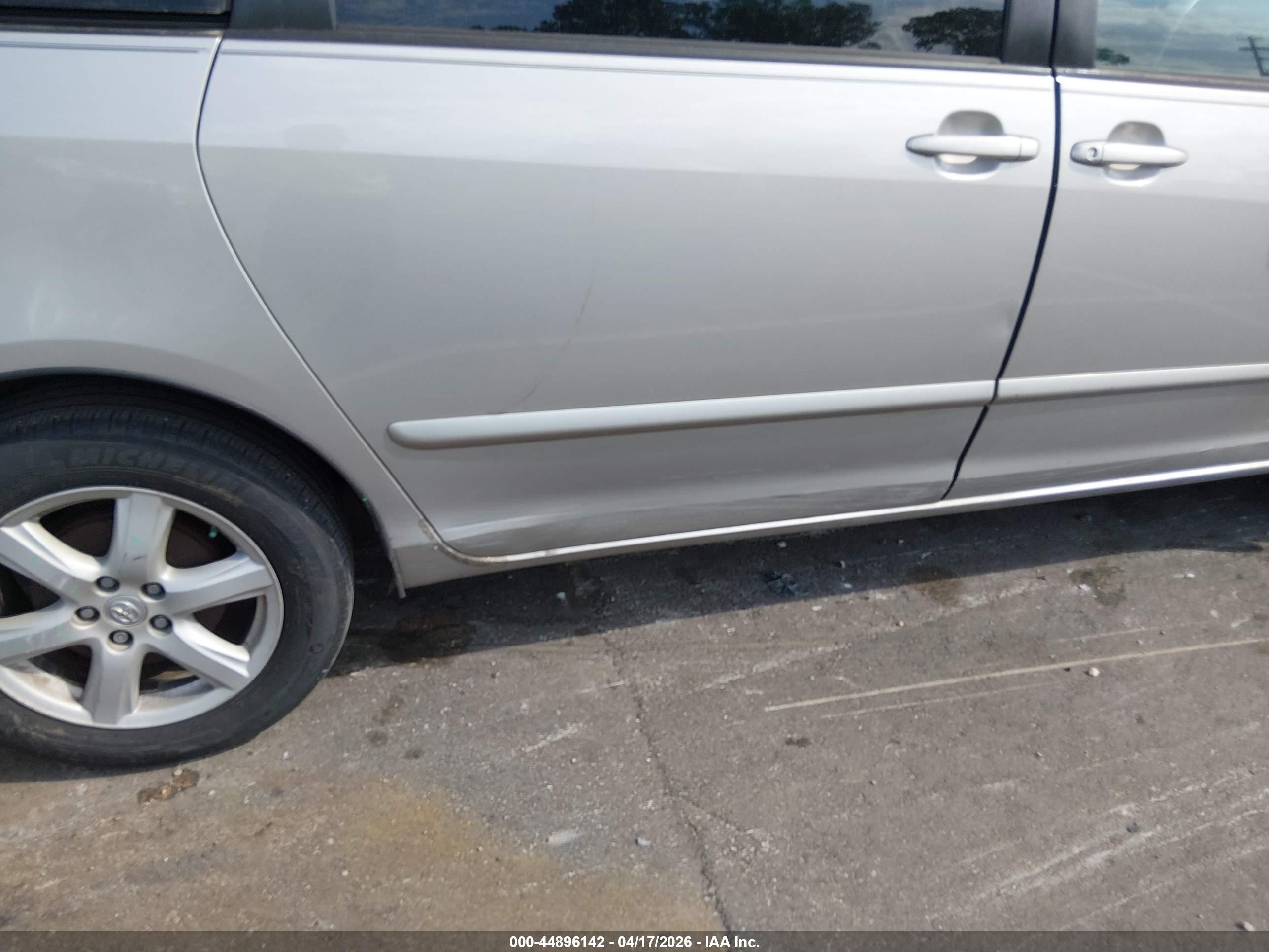 TOYOTA SIENNA image 6