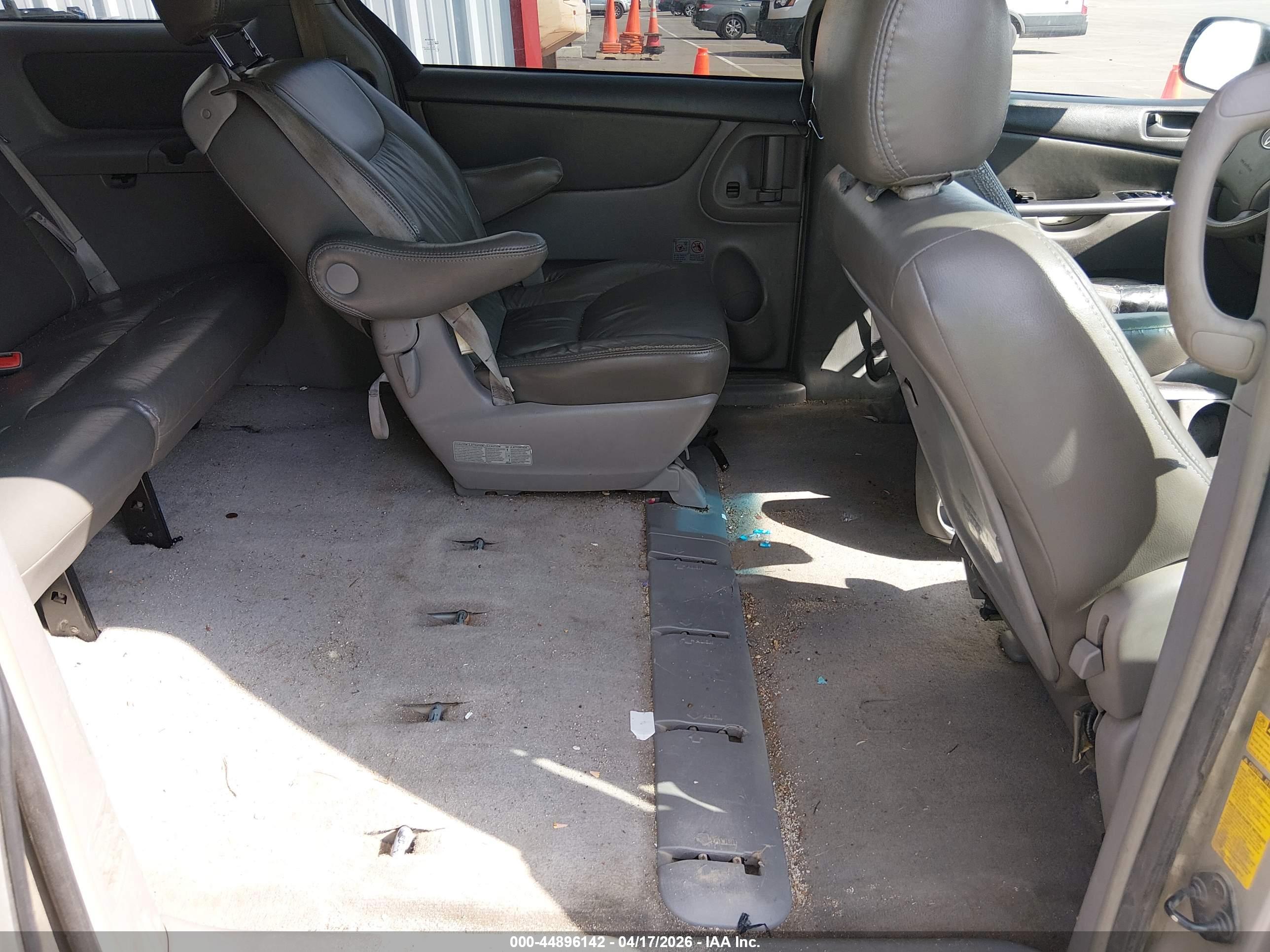 TOYOTA SIENNA image 8