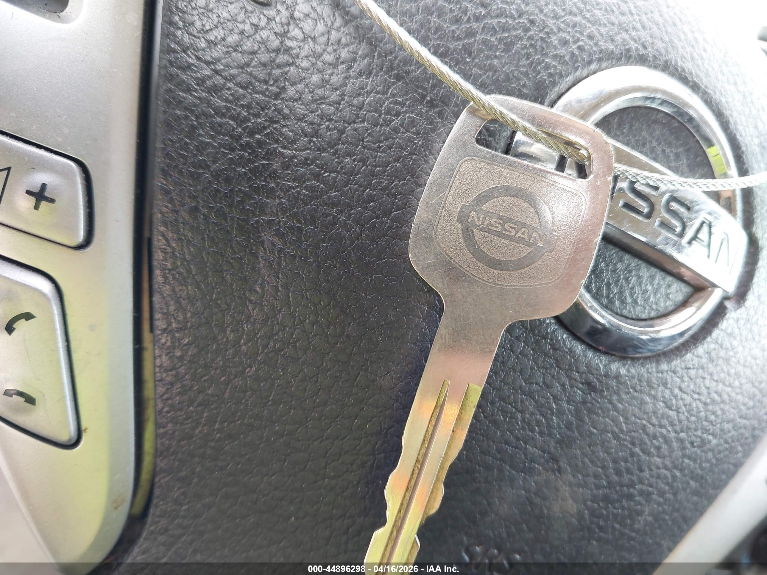 NISSAN VERSA image 11