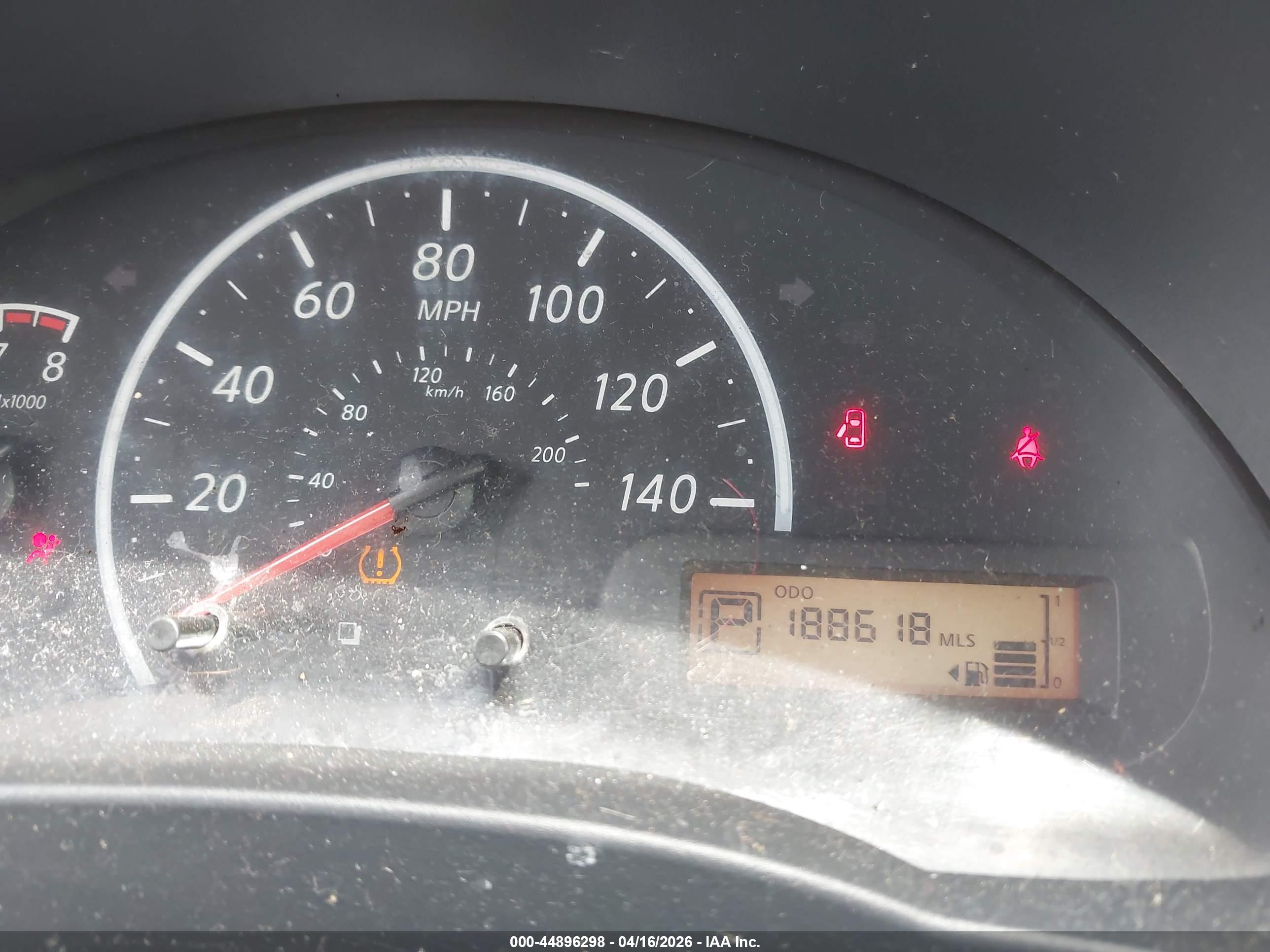 NISSAN VERSA image 7