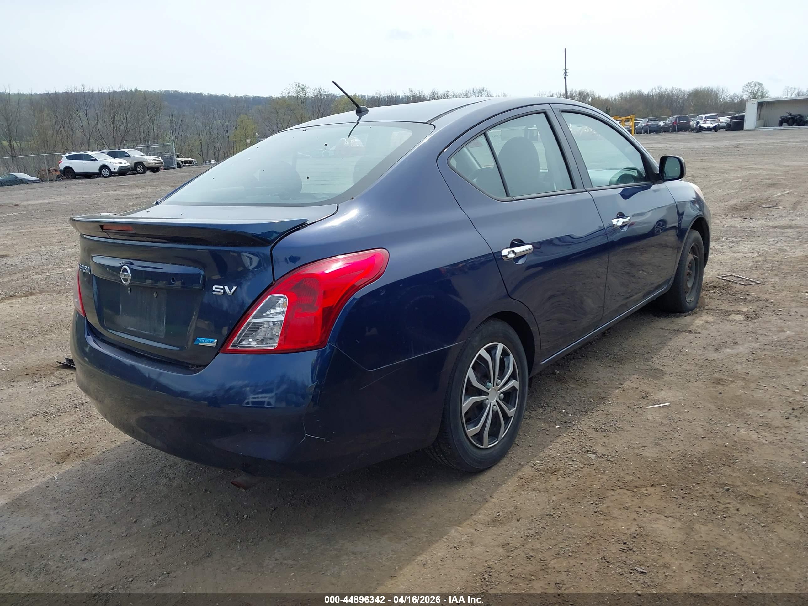 NISSAN VERSA image 4