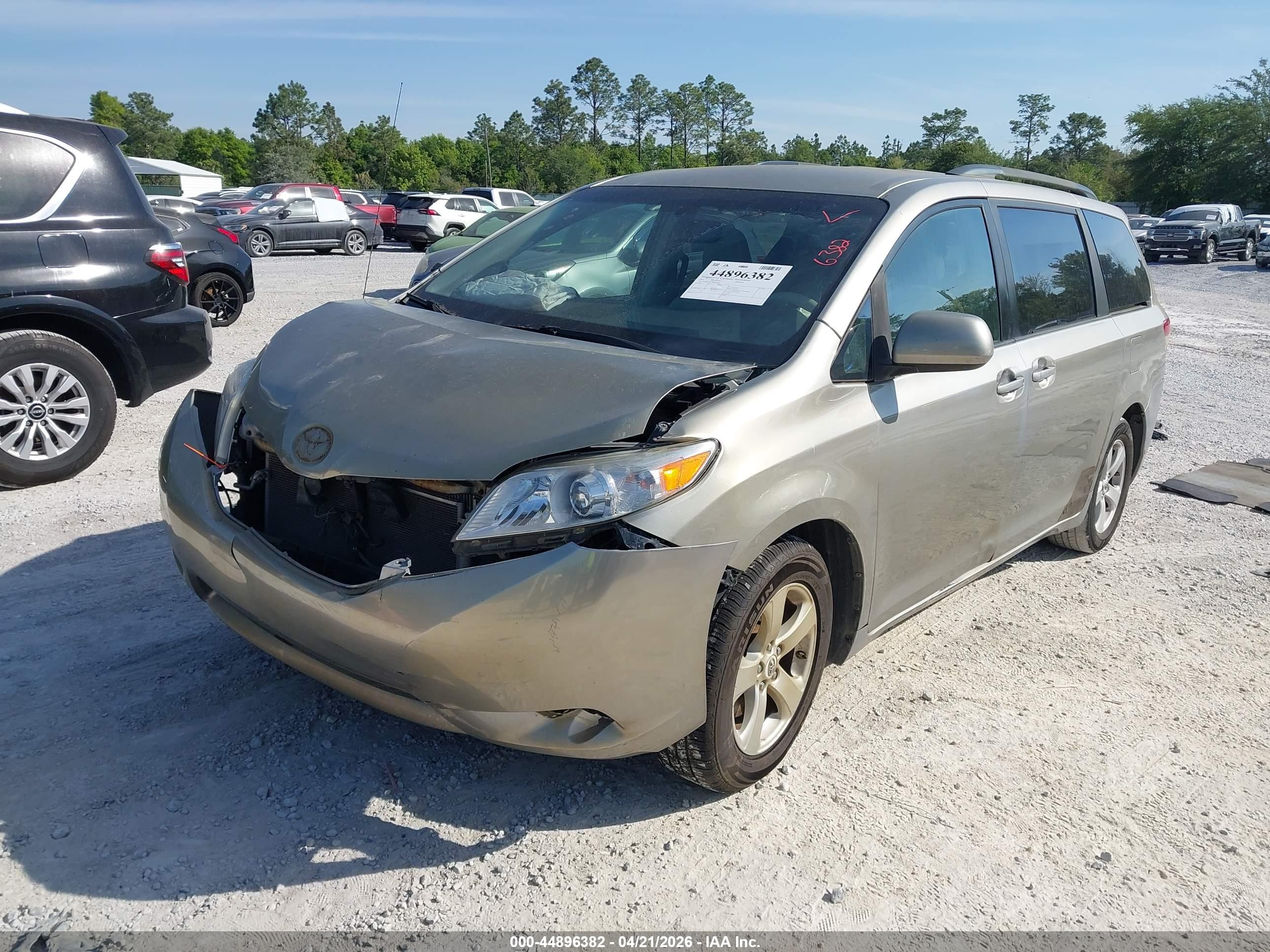 TOYOTA SIENNA image 2