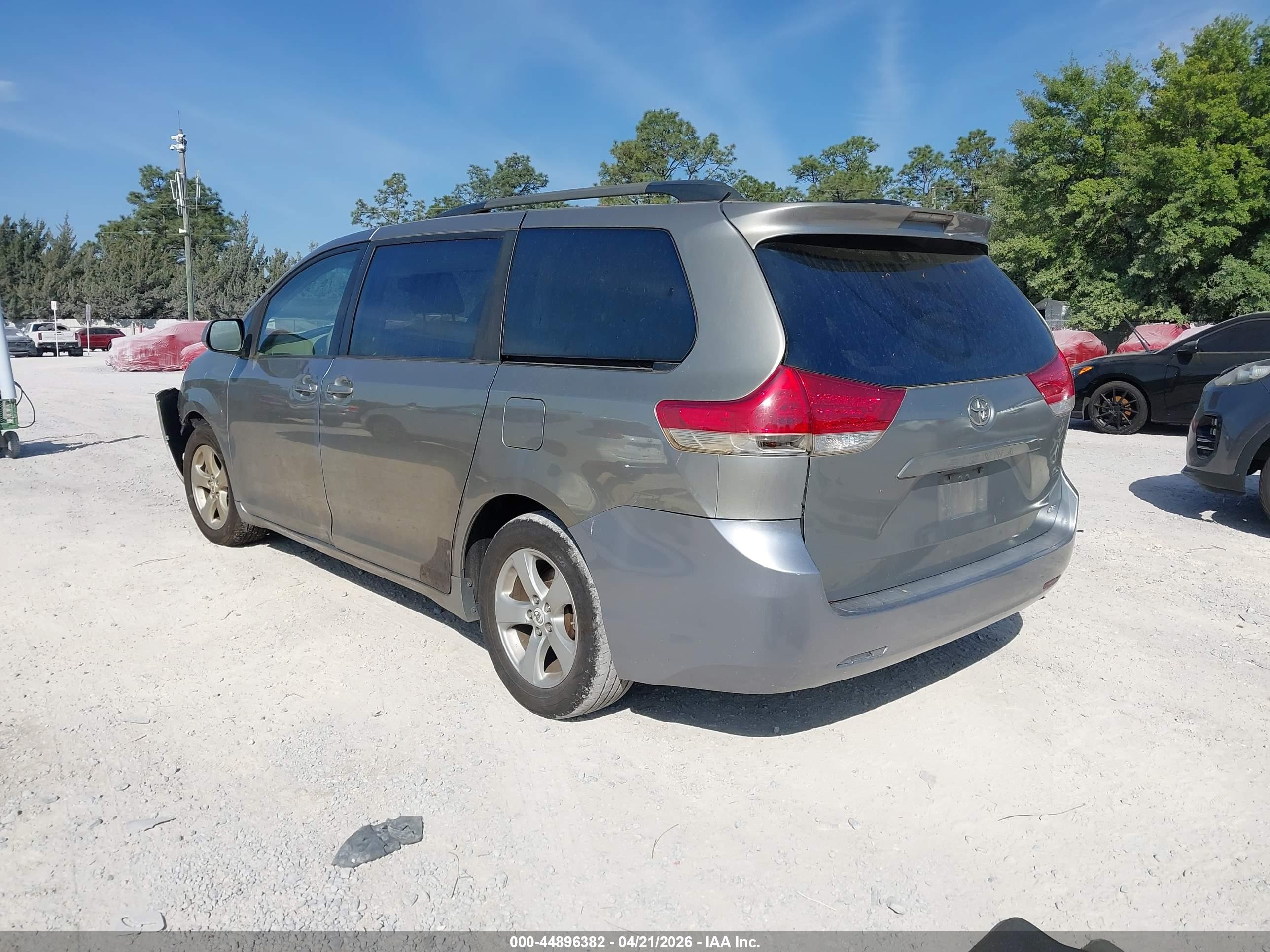 TOYOTA SIENNA image 3