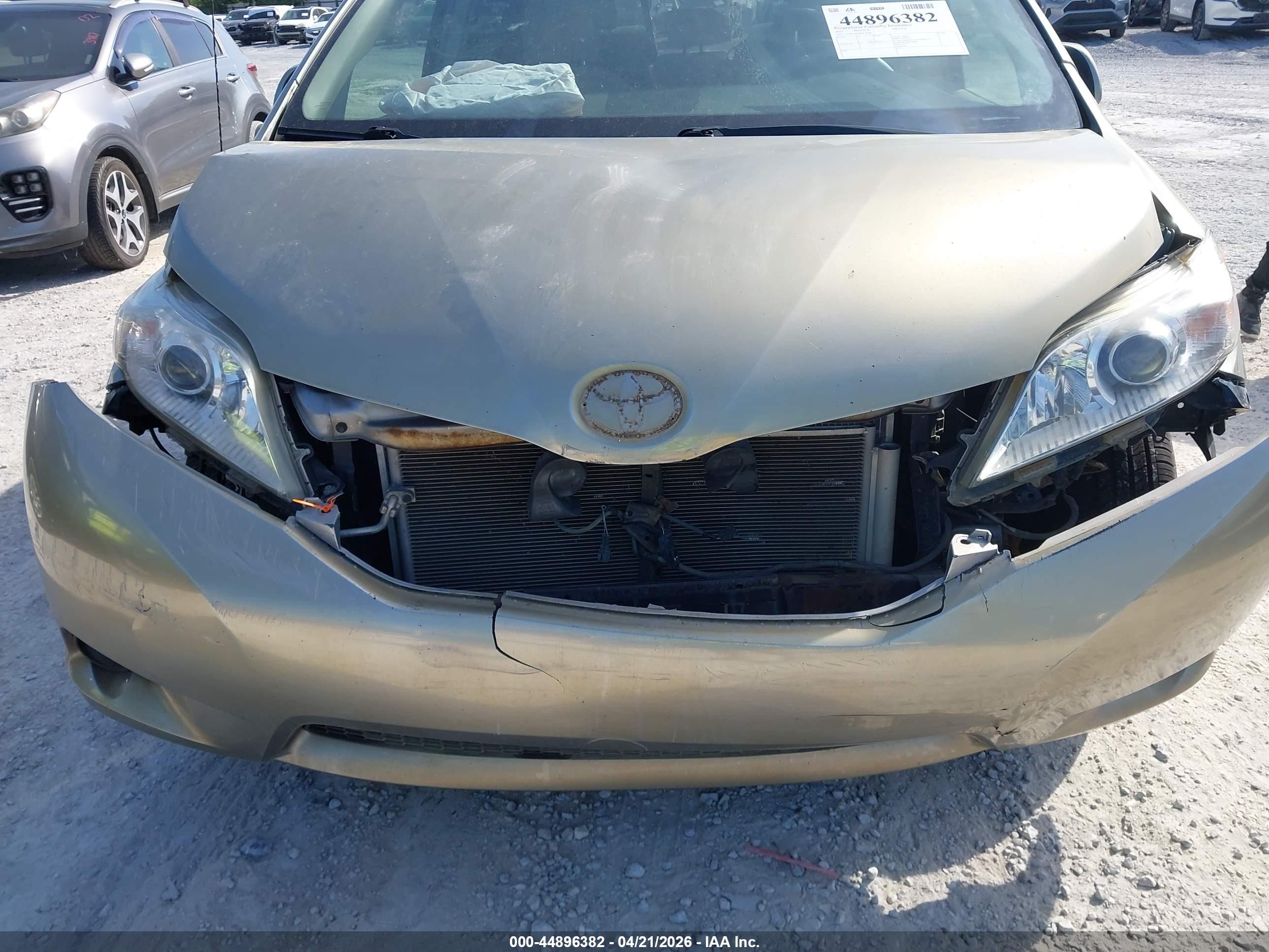TOYOTA SIENNA image 6