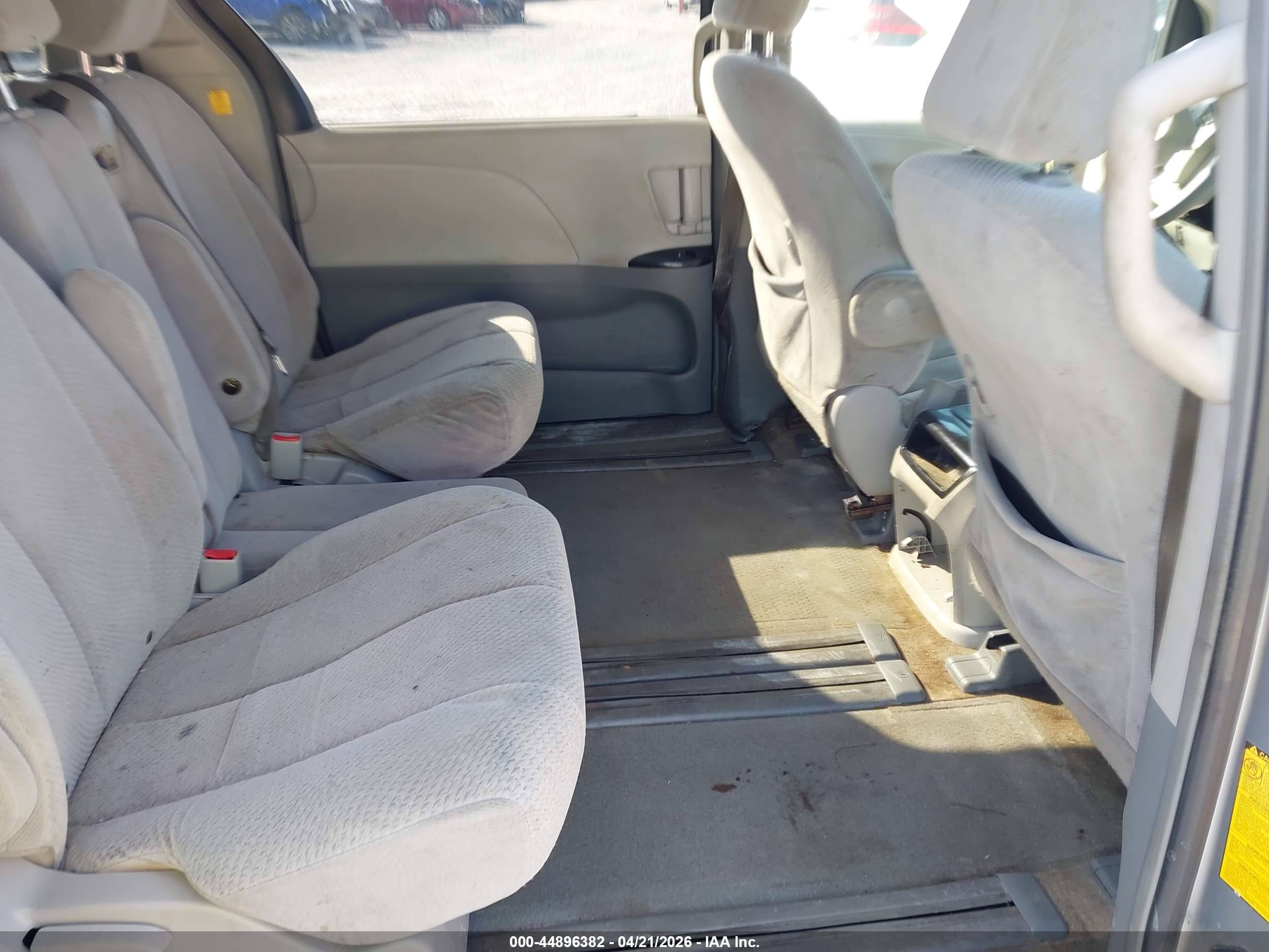 TOYOTA SIENNA image 8