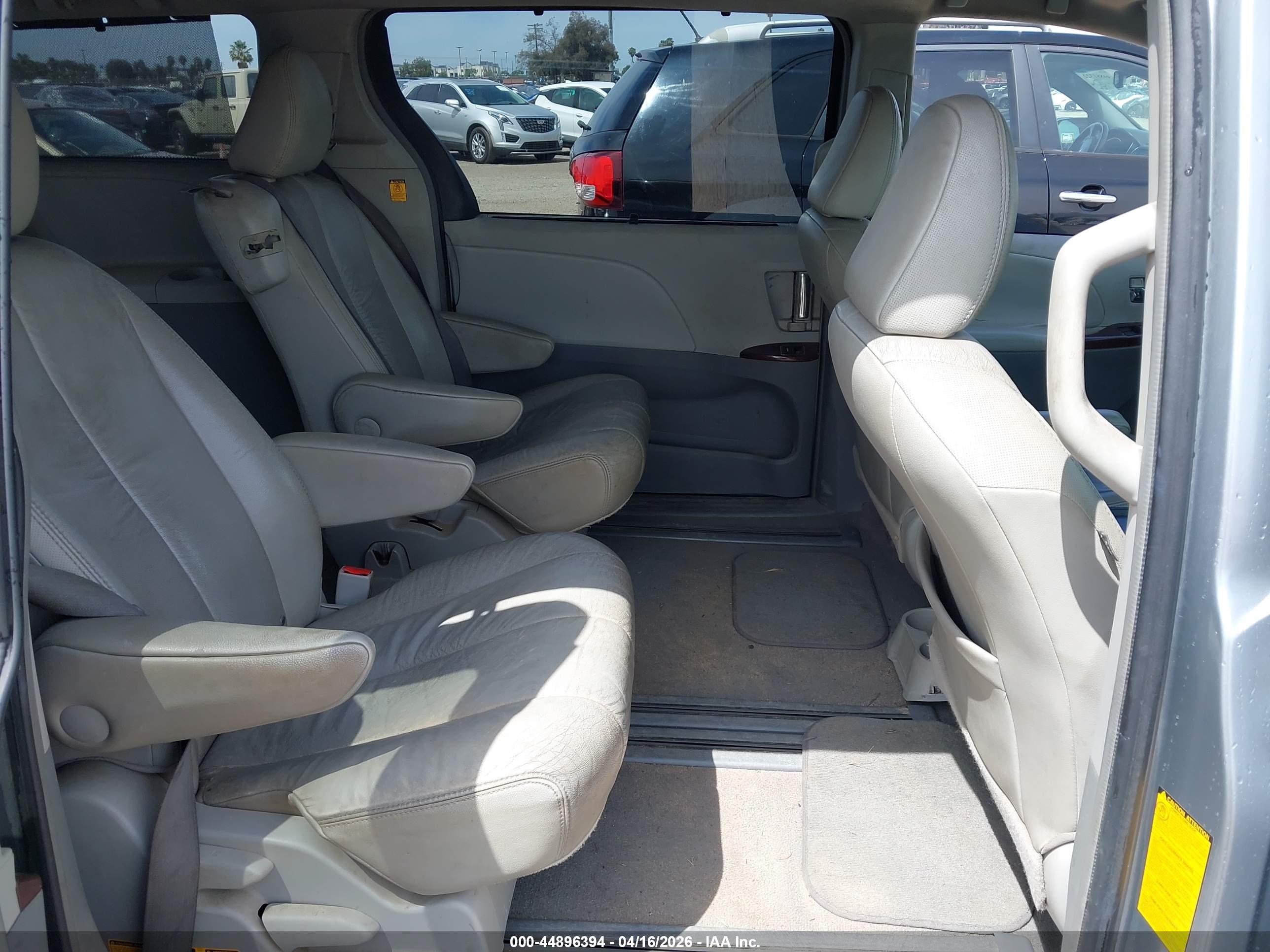 TOYOTA SIENNA image 8